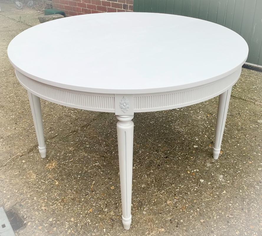 Swedish Gustavian extendable dining table which extends from a round 115 cm approximately to 265 cm long with three leaves. Note on these original tables, the extra leaves do not carry a decorative side bar - only the main table itself. 

Probable