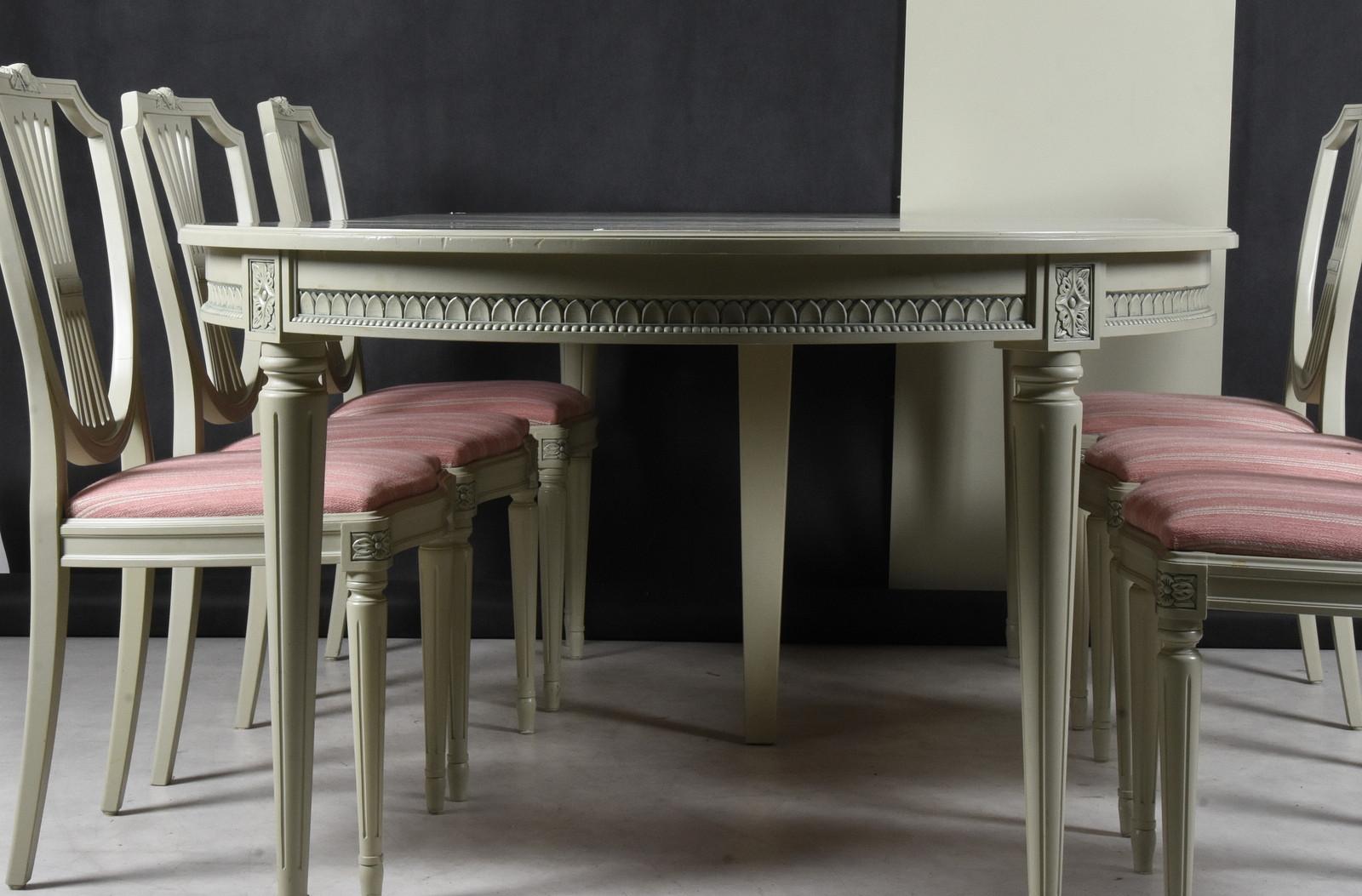 Swedish vintage Gustavian extendable dining table which extends from 114 cm approximate in the round to 270cm long with three leaves. 

It has the Classic Gustavian fluted legs and rosettes and unusually egg and dart frieze going around the table