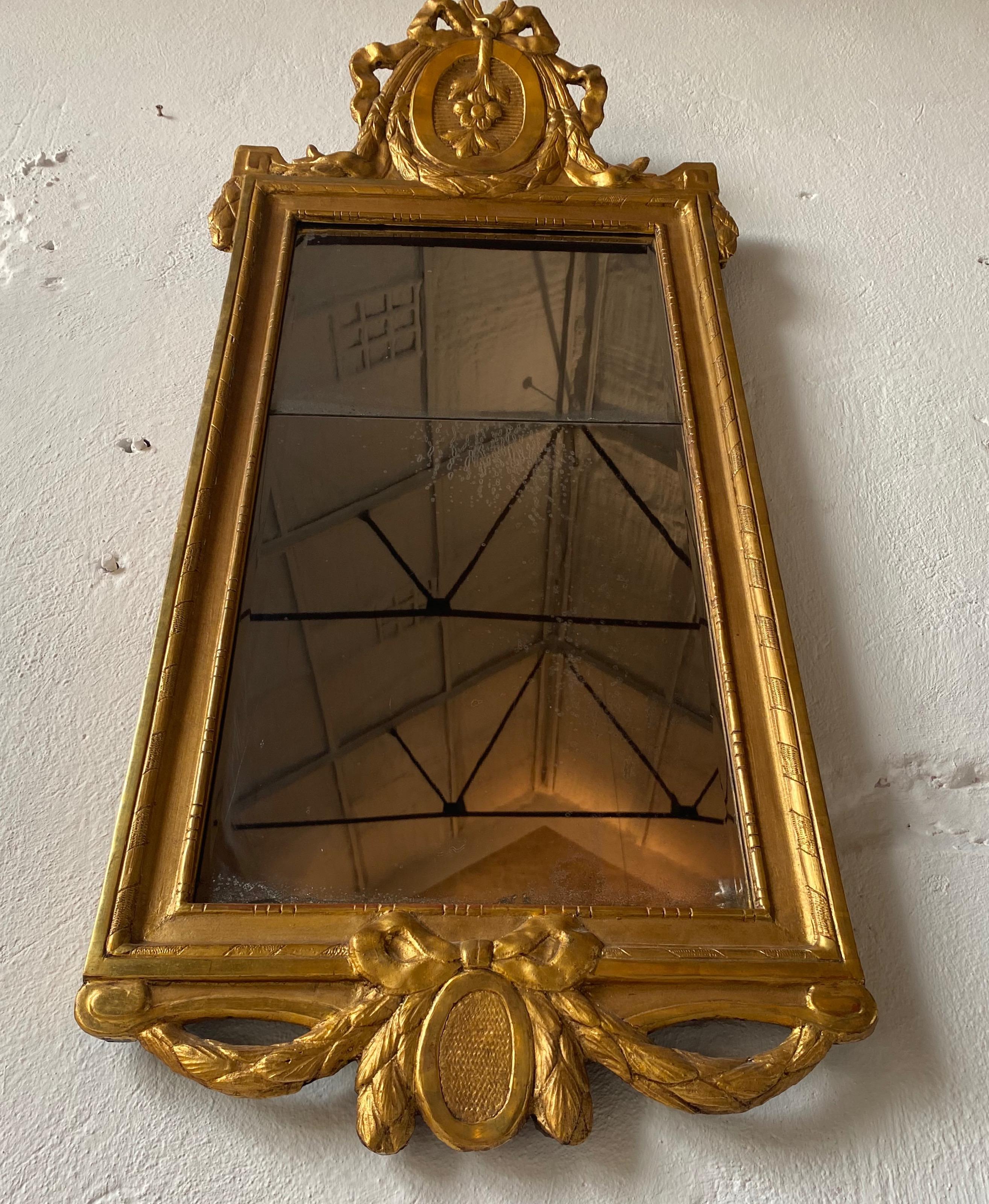 Swedish Gustavian gilt mirror, signed with Stockholms Hallstamp, 1776

Excellent gilt work & original glass.