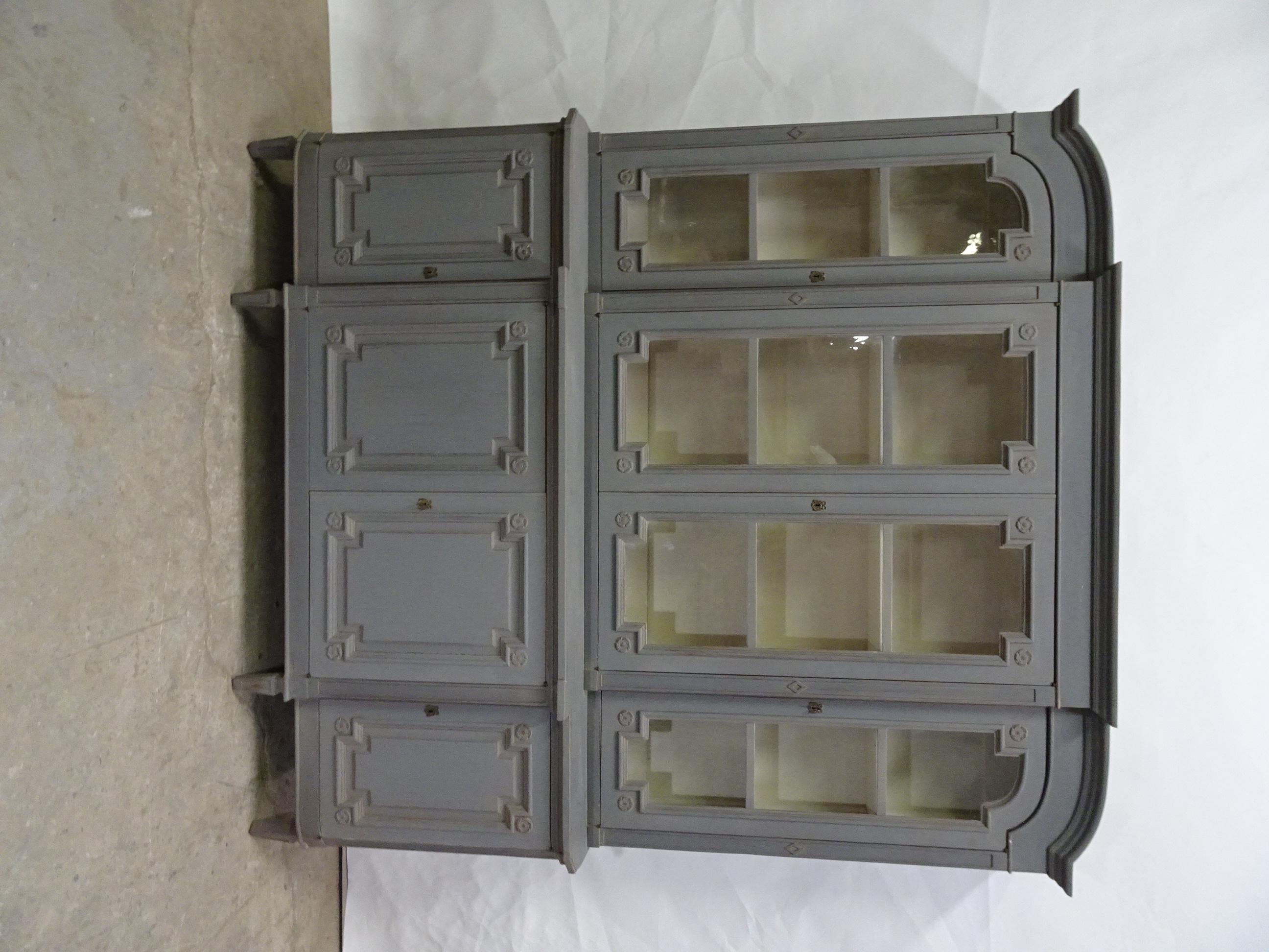 Swedish Gustavian Glass Top Hutch  In Good Condition In Hollywood, FL