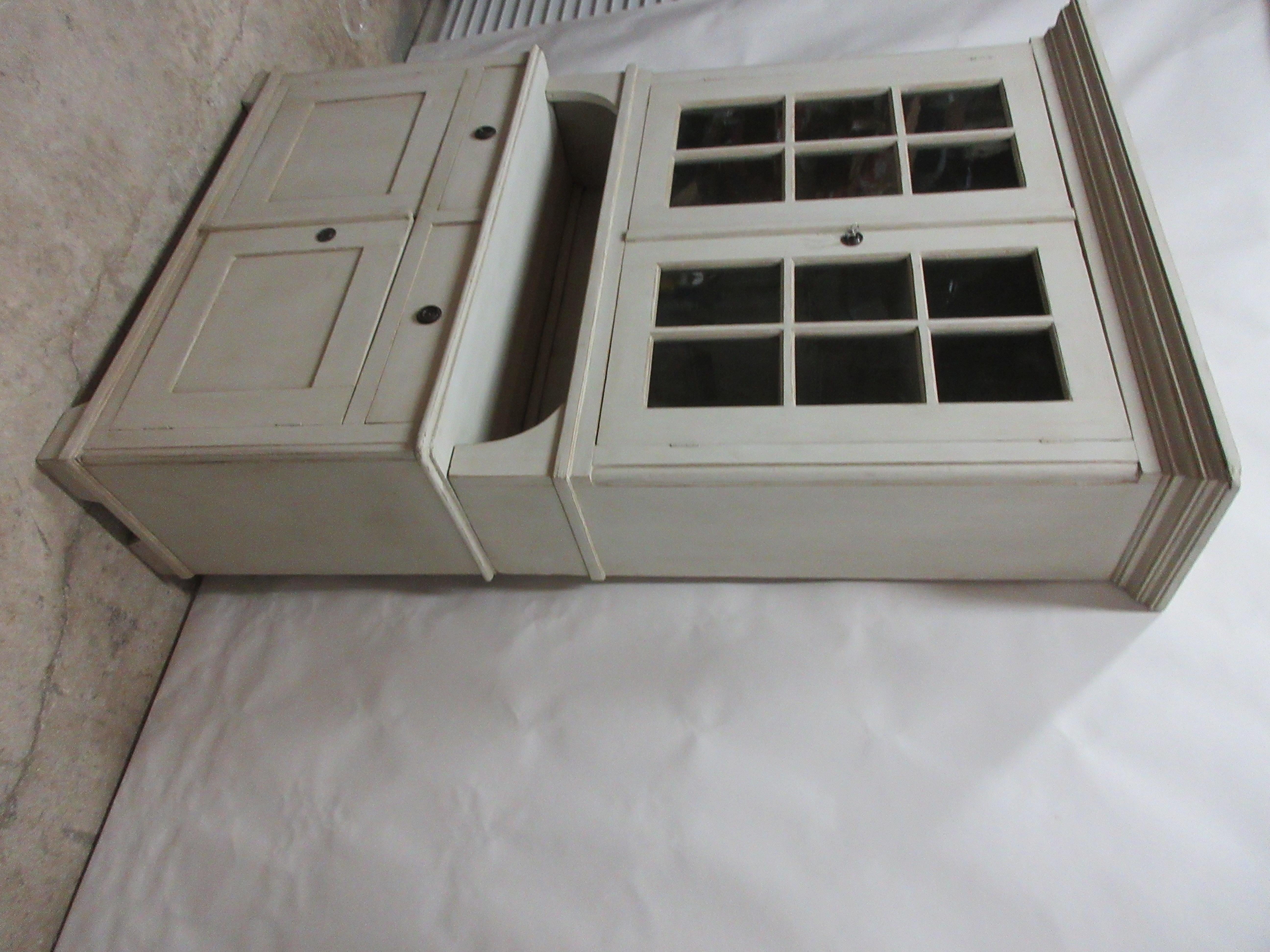 Swedish Gustavian Glass Top Hutch In Good Condition In Hollywood, FL