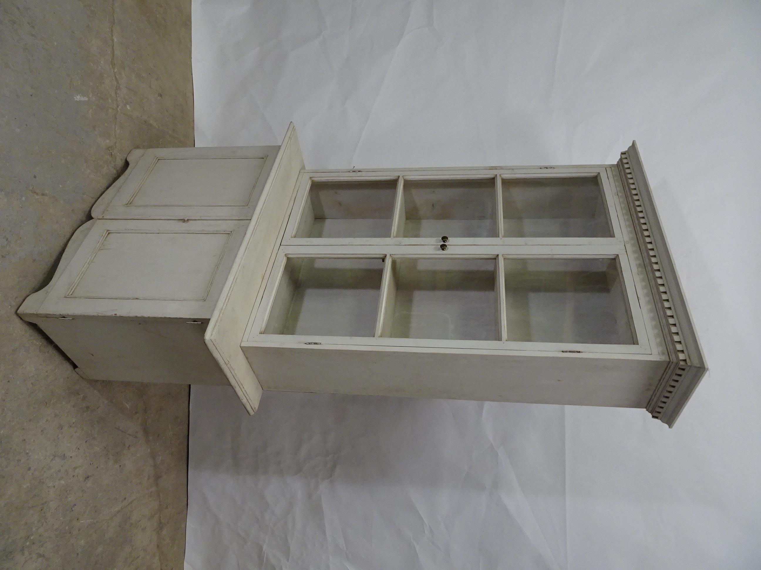 Swedish Gustavian Glass Top Hutch In Good Condition In Hollywood, FL