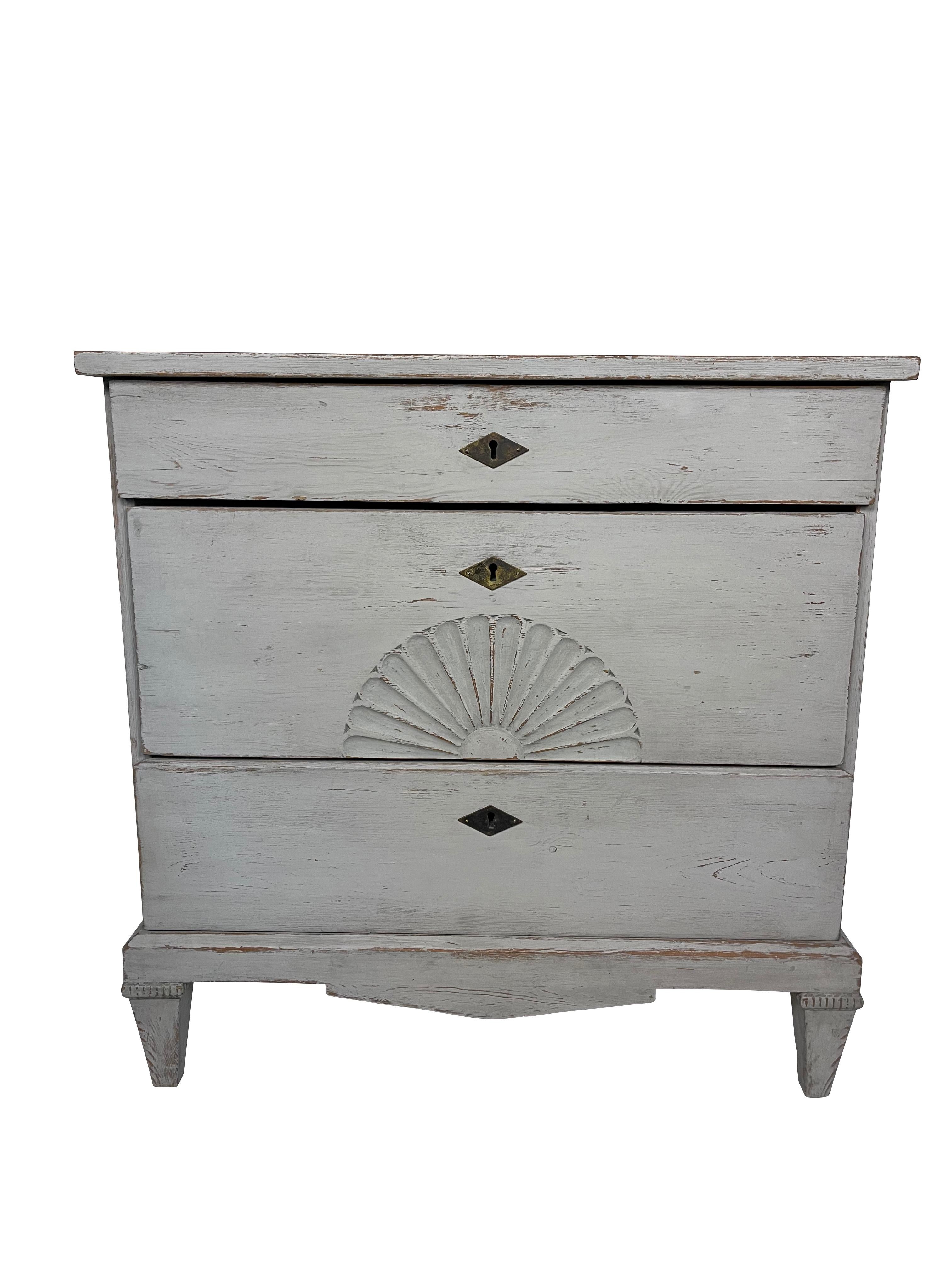 Swedish Gustavian grey painted chest of drawers with carved shell design and three drawers with original key 
Measures: 32