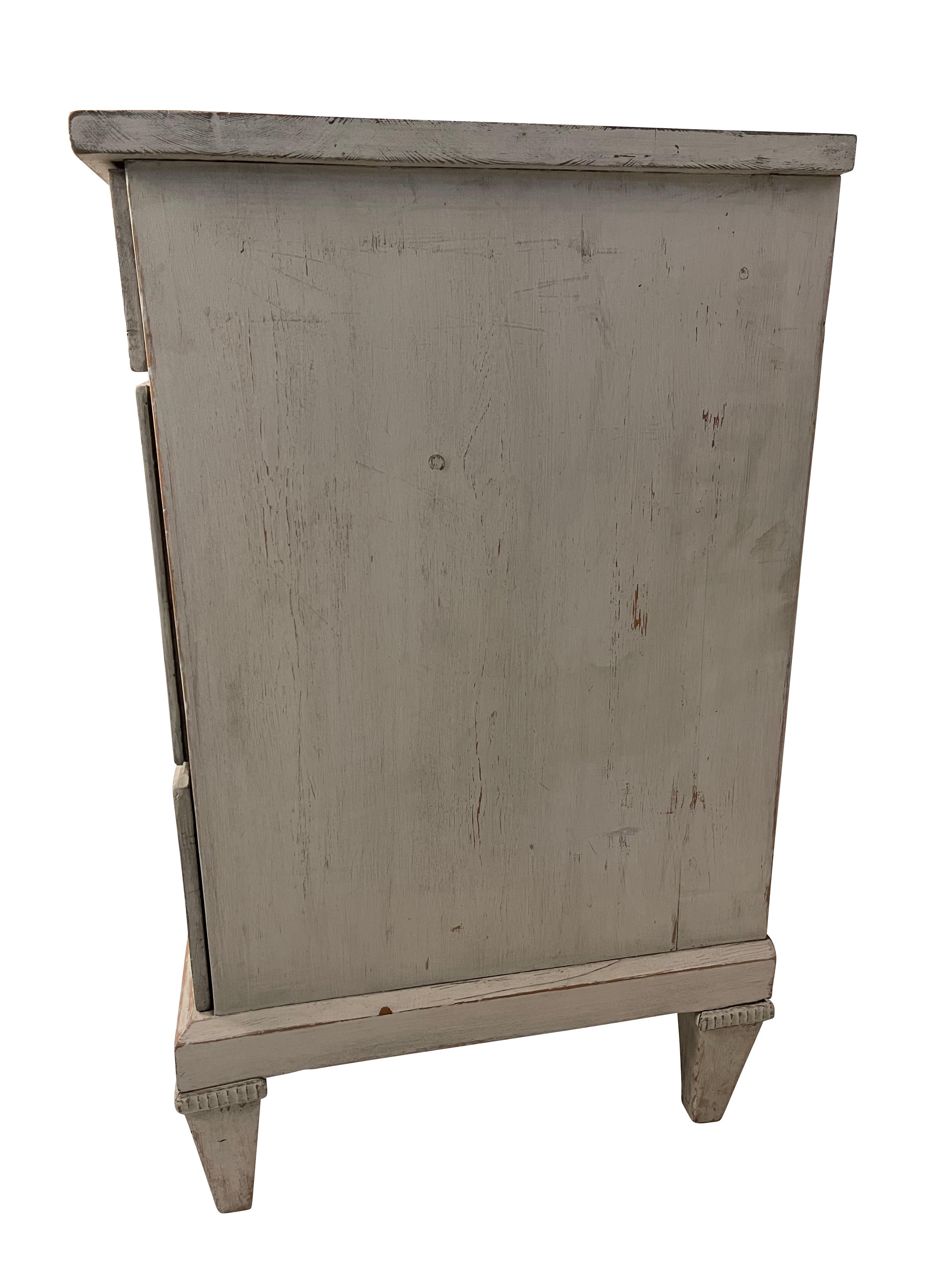 Swedish Gustavian Grey Painted Chest of Drawers with Carved Shell Design 4