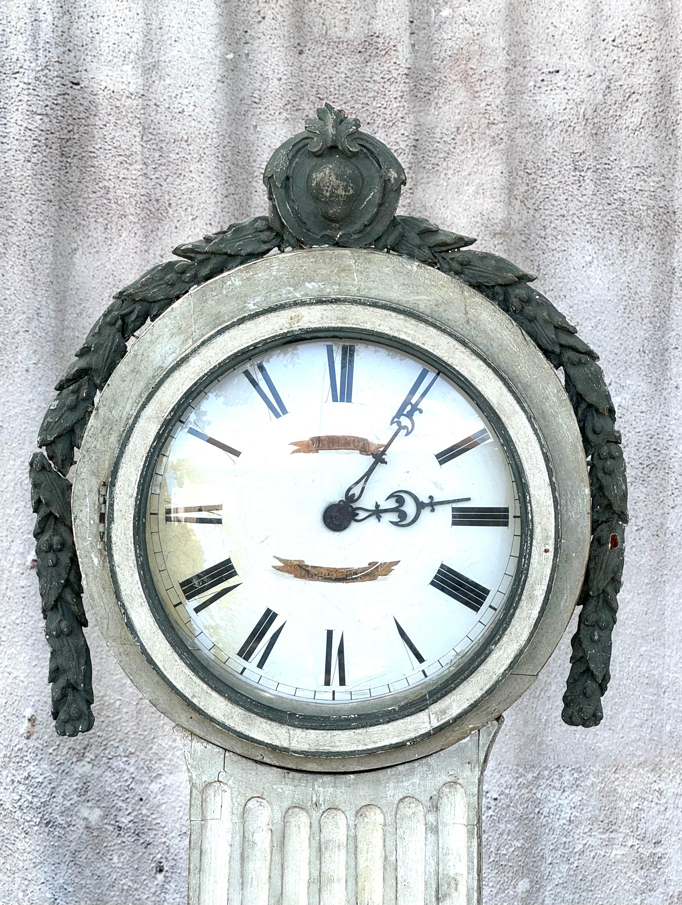 Horloge suédoise gustavienne à grande boîte peinte en gris en vente 4