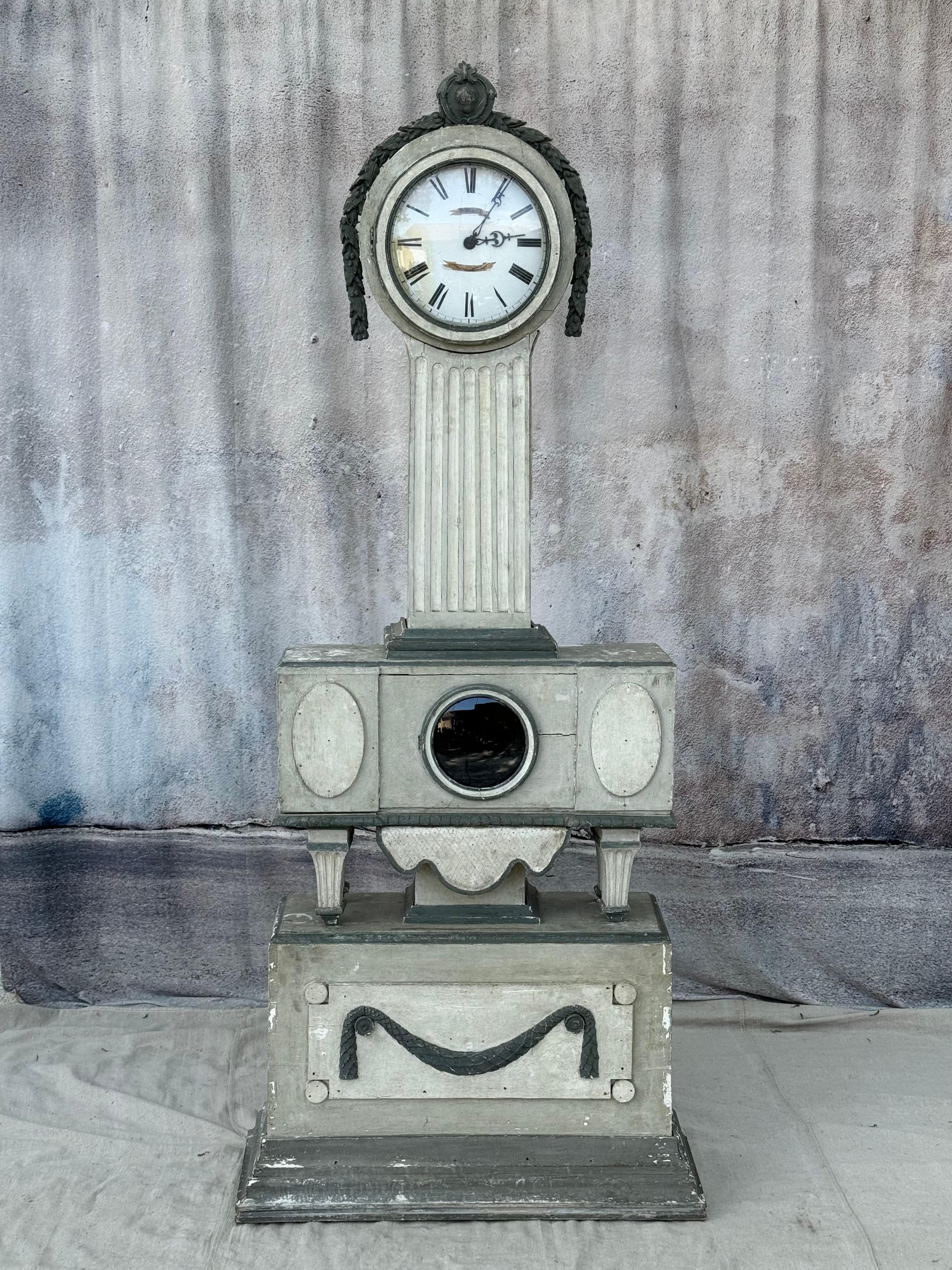 Horloge suédoise gustavienne à grande boîte peinte en gris en vente 6