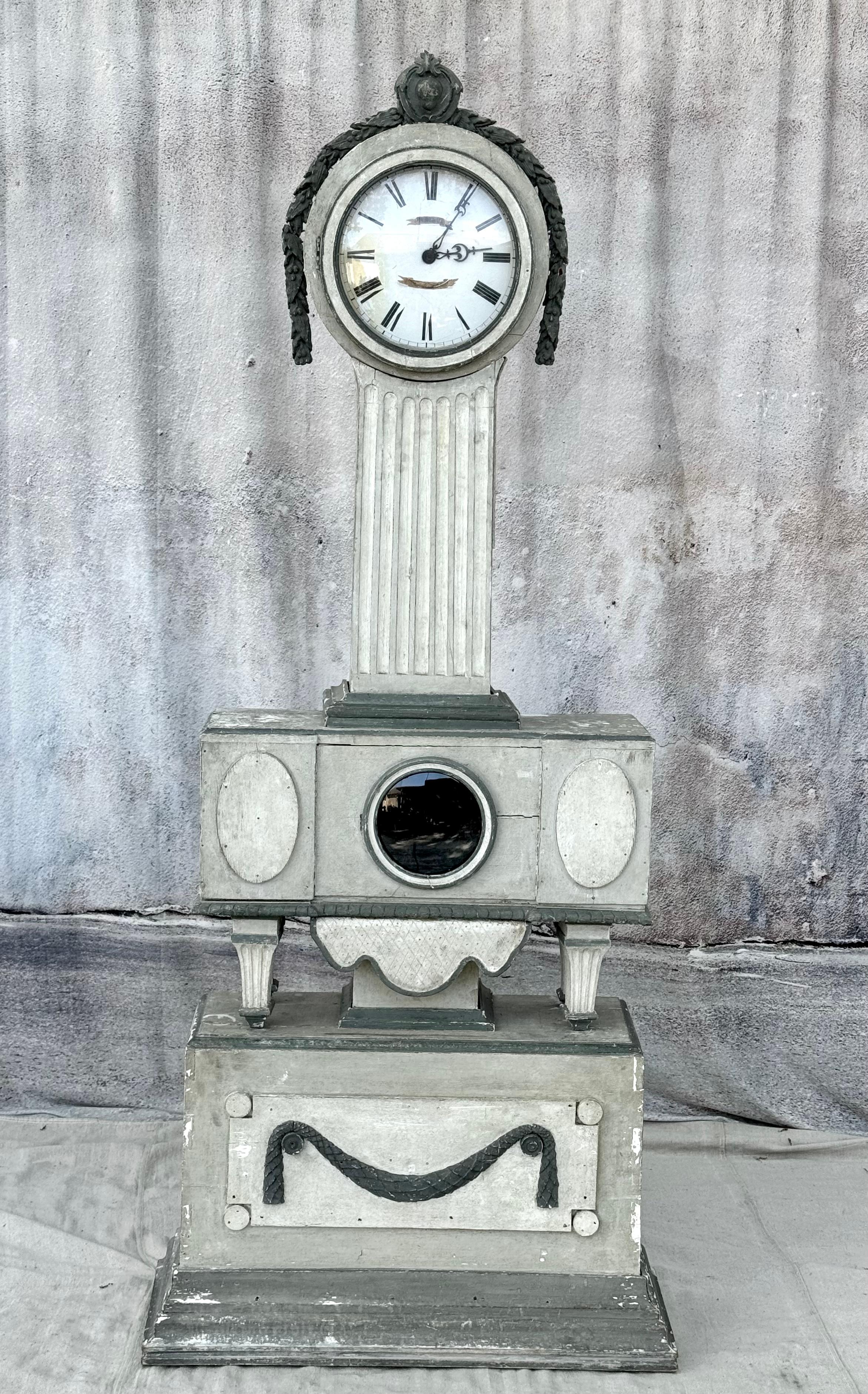 Horloge suédoise gustavienne à grande boîte peinte en gris en vente 7