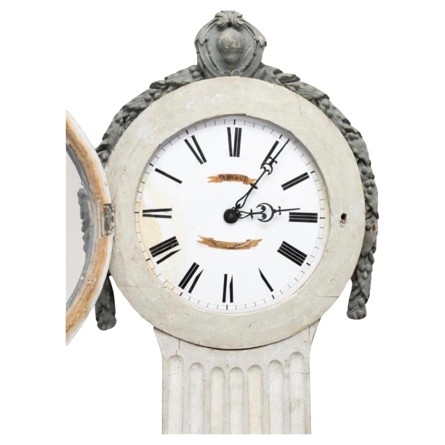 Incroyablement rare horloge suédoise néoclassique en pin peint en gris, fin du XVIIIe ou début du XIXe siècle, avec une hotte circulaire surmontée d'un cartouche, le cadran avec des chiffres romains et le nom illisible du fabricant, reposant sur un