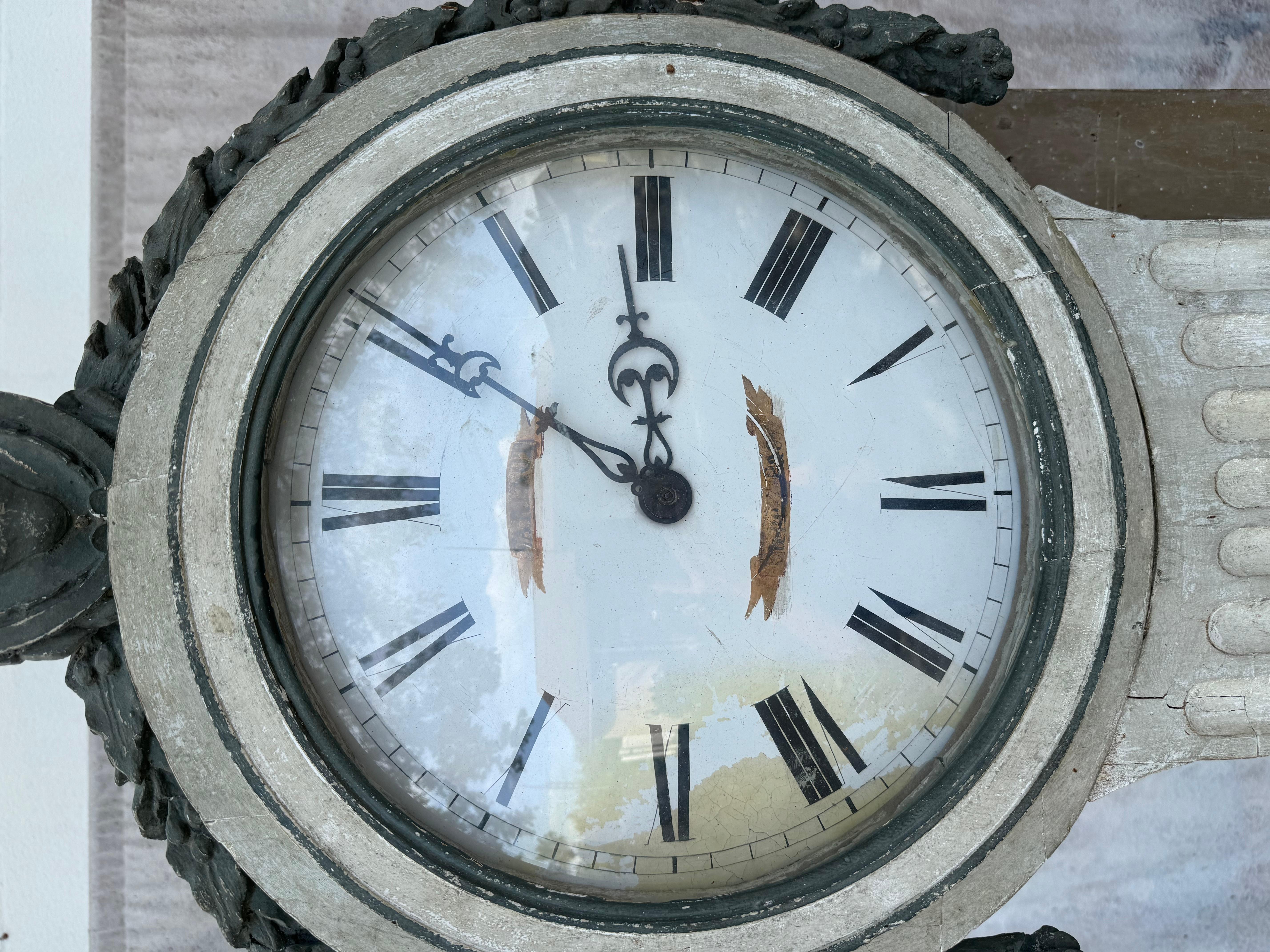 Bois Horloge suédoise gustavienne à grande boîte peinte en gris en vente