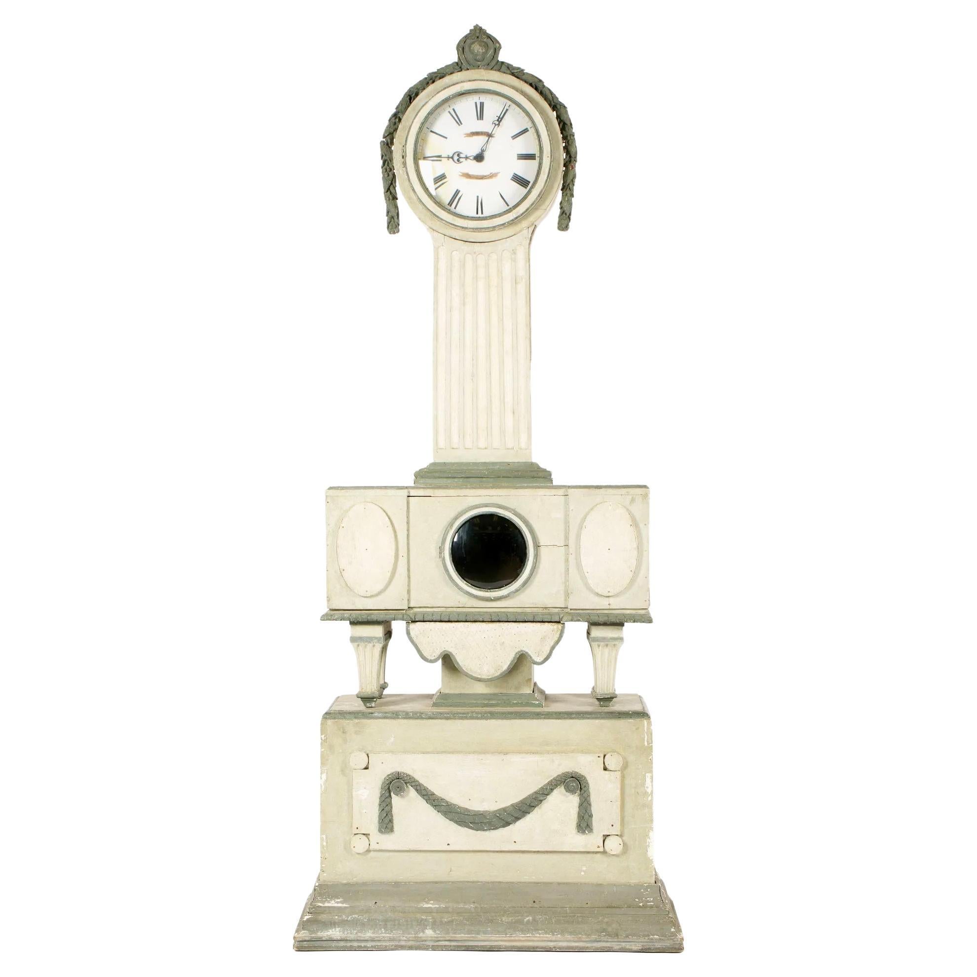 Horloge suédoise gustavienne à grande boîte peinte en gris