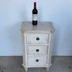 Kleine Kommode im schwedischen Gustavian-Stil, handbemalt, als Nachttisch