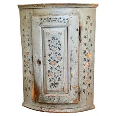 Credenza svedese gustaviana ad angolo, 18° secolo, policromia floreale