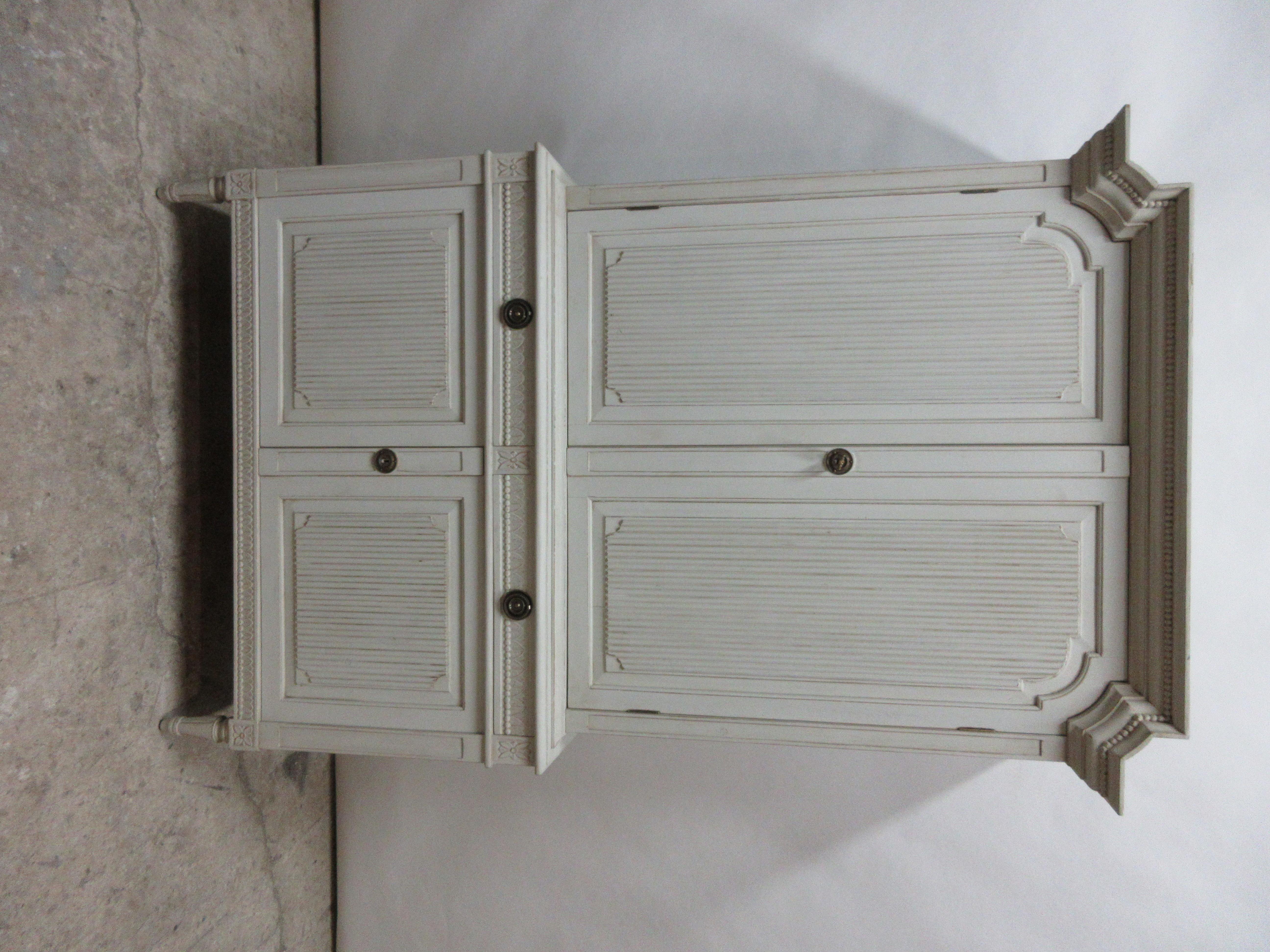 This is a Swedish Gustavian Hutch, it’s been restored and repainted with milk paints 