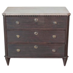 Coffre à trois tiroirs d'inspiration gustavienne suédoise avec dessus peint