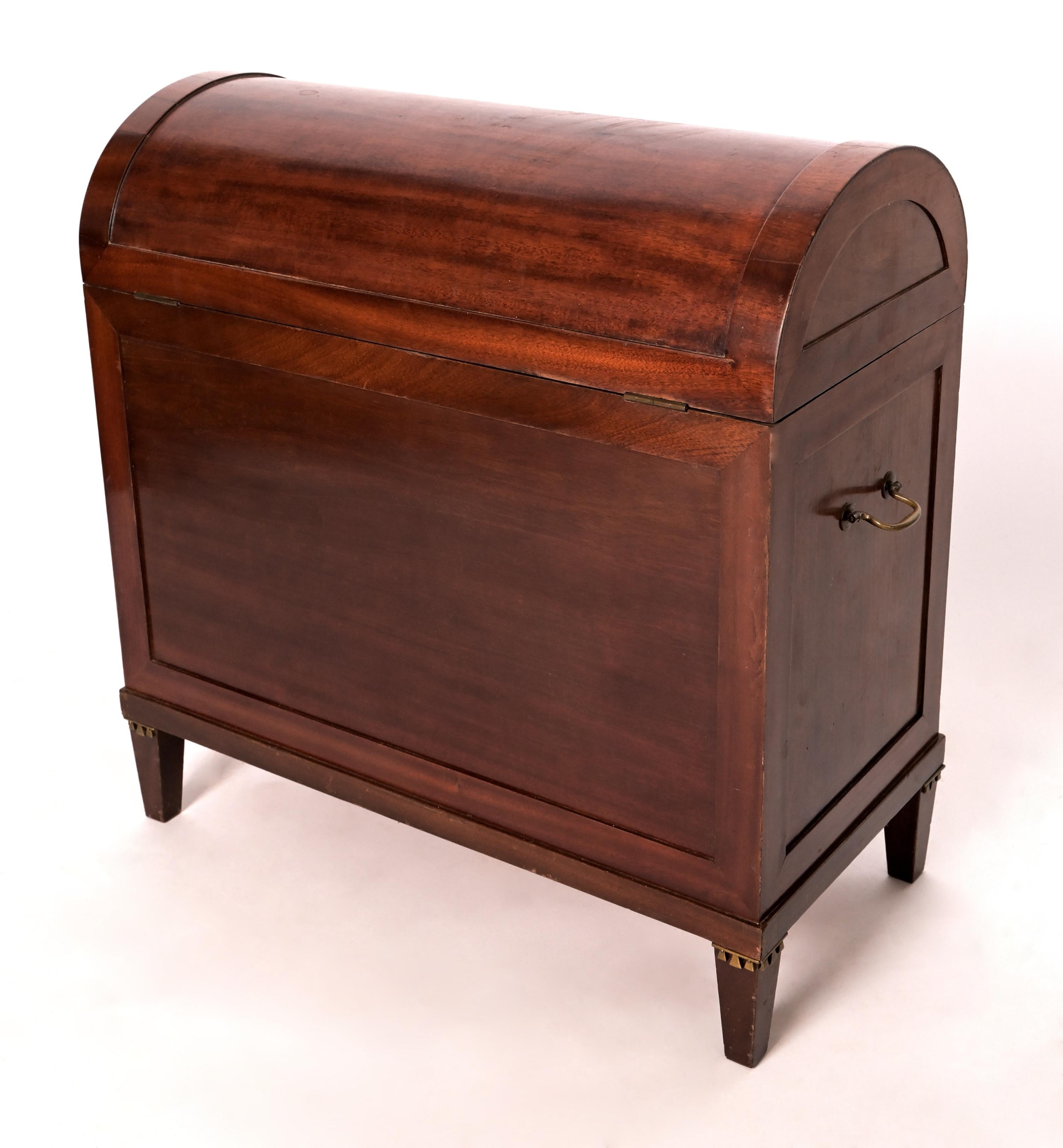 Swedish Gustavian Mahogany box with Domed Lid In Good Condition For Sale In New York, NY