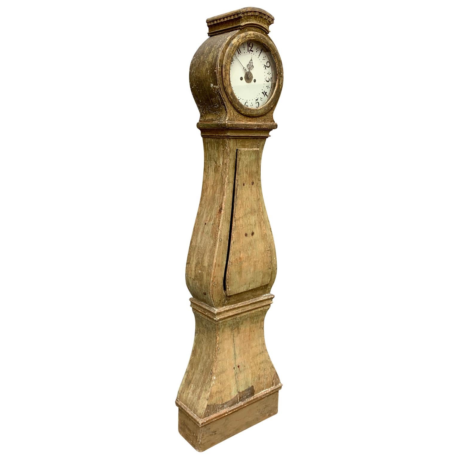 A Swedish antique Mora clock dating from ca 1800 in its original paint.
The original mechanism, pendulum and weights are included. We do not guarantee functionality. This Grand-father clock has carefully been 
