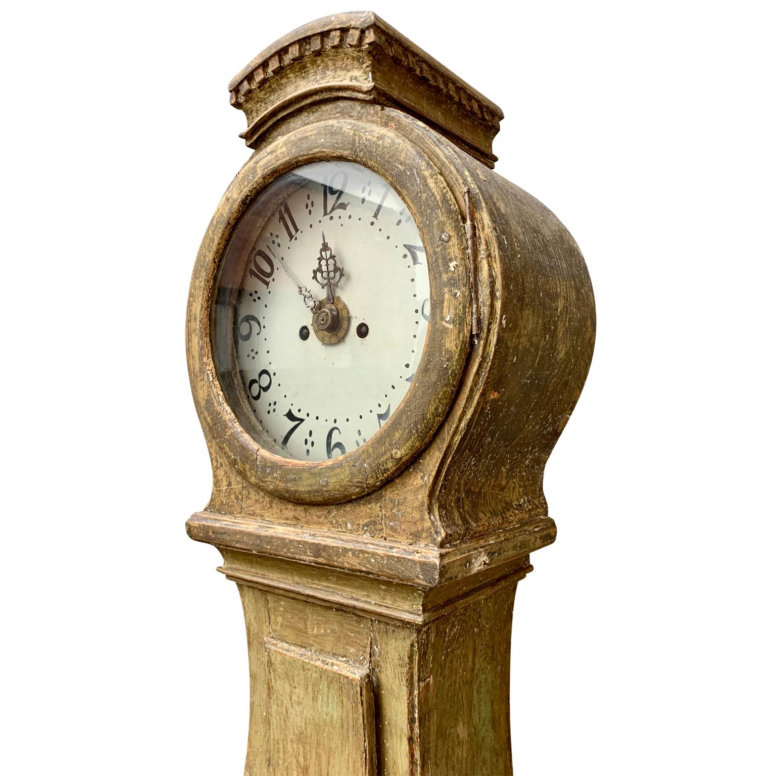 Swedish Gustavian Mora Clock in Original Paint In Good Condition In Haddonfield, NJ