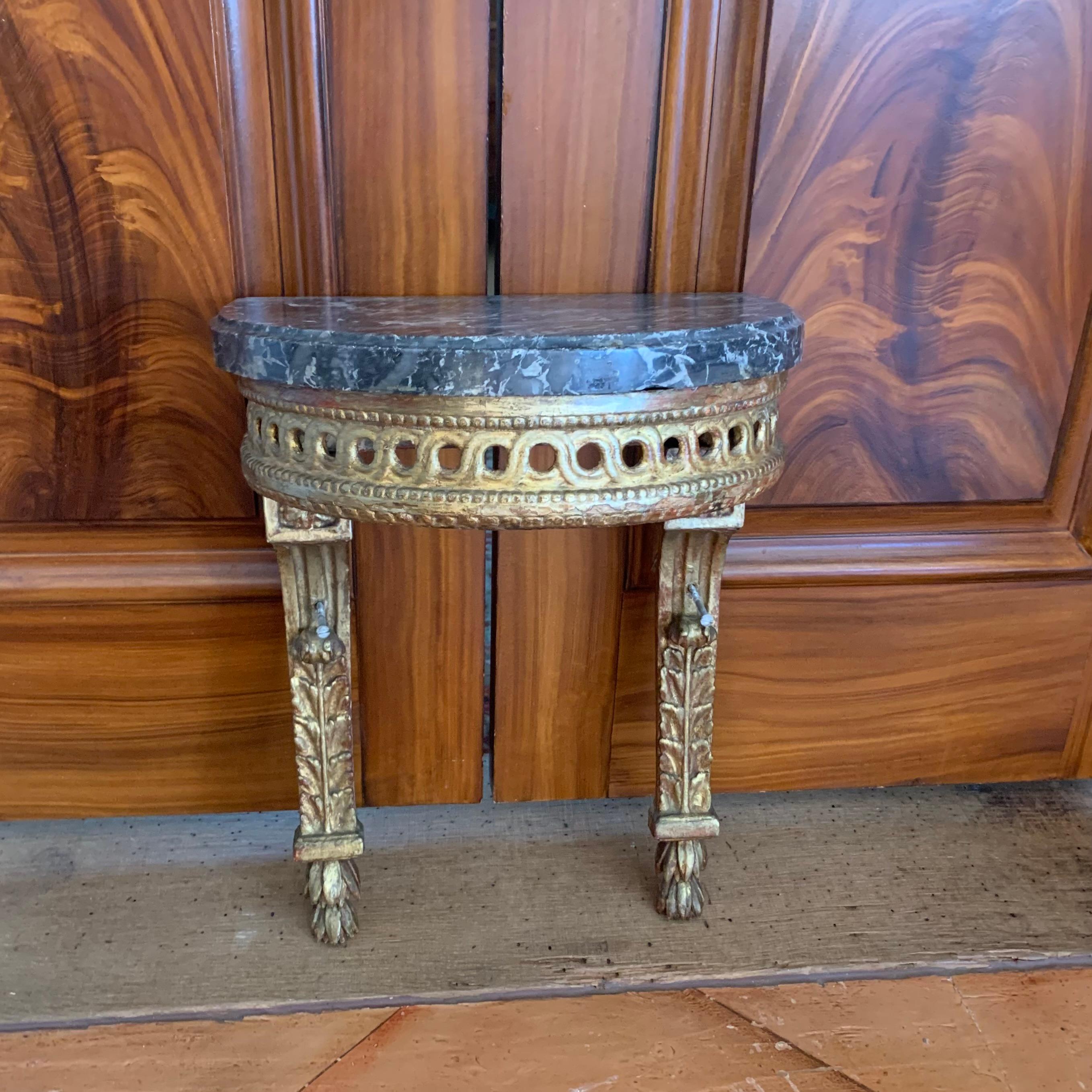 Miroir de pilier néoclassique gustavien suédois doré avec dessus en marbre associé  en vente 2