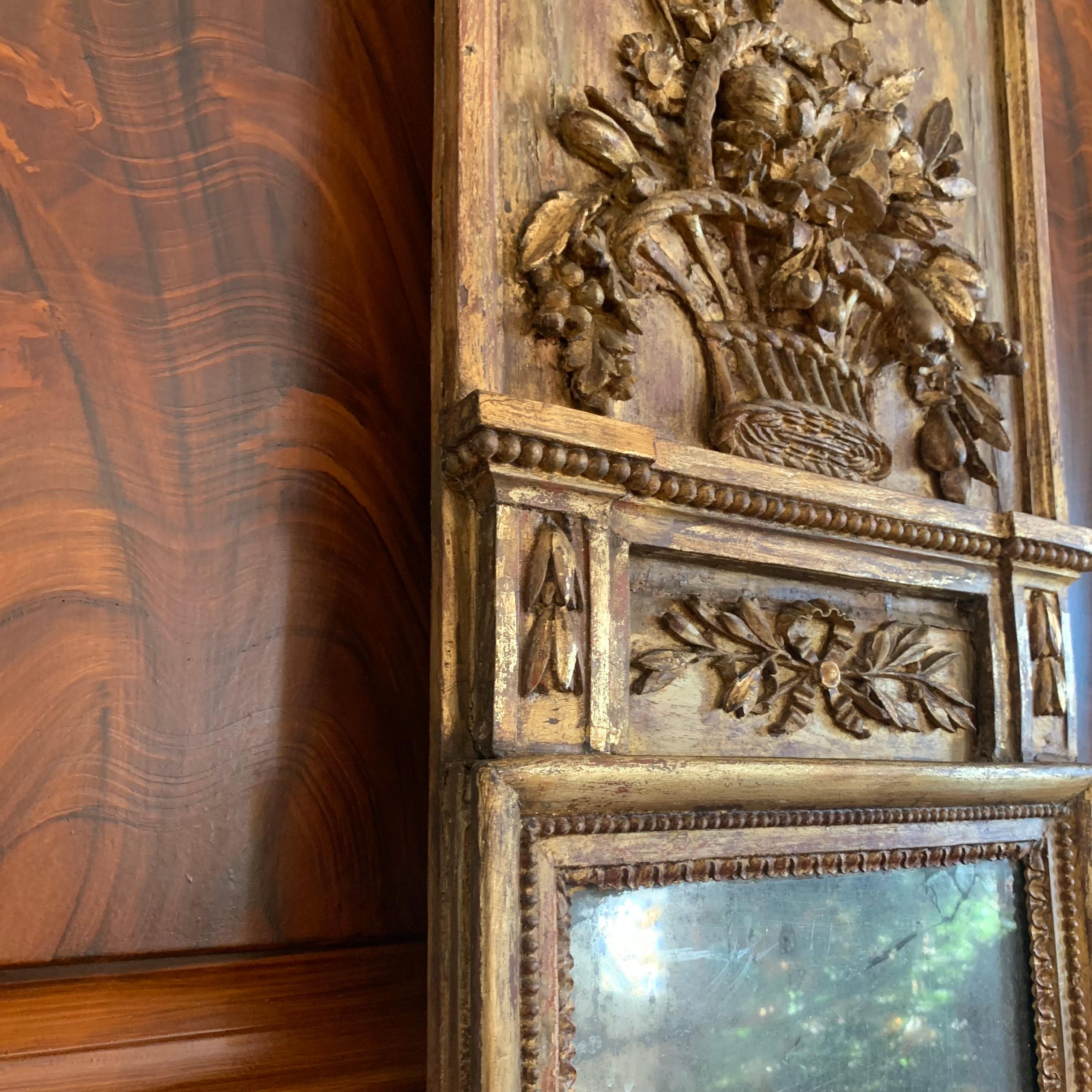 Bois doré Miroir de pilier néoclassique gustavien suédois doré avec dessus en marbre associé  en vente