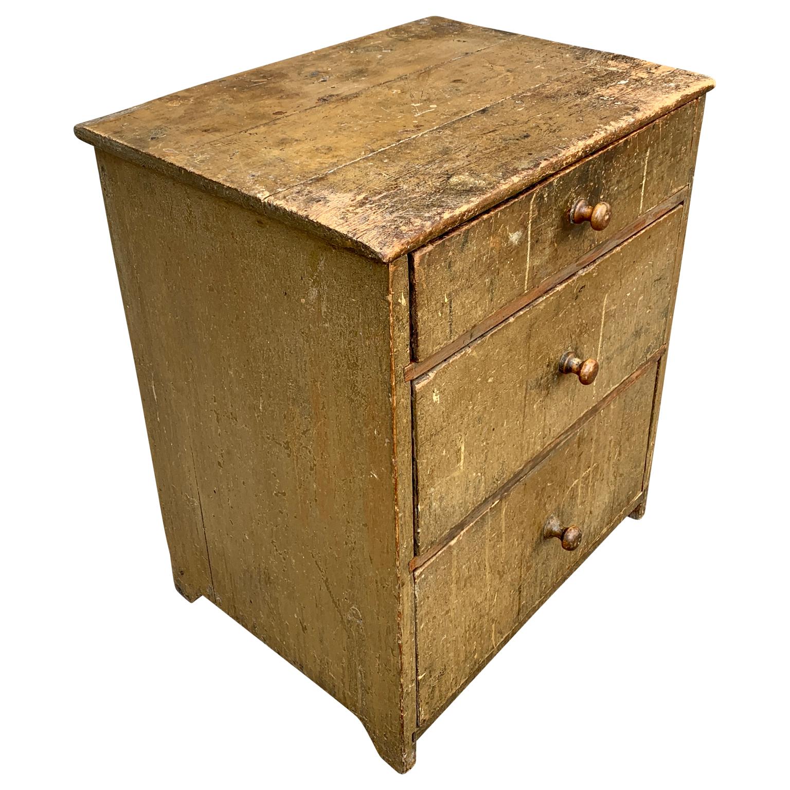 An early 19th century original painted small Scandinavian chest of drawers from the region of Värmland in Sweden.
This small Gustavian 3 drawer dresser can be perfect as a nightstand in a bedroom or can be placed in a hall for keeping keys and