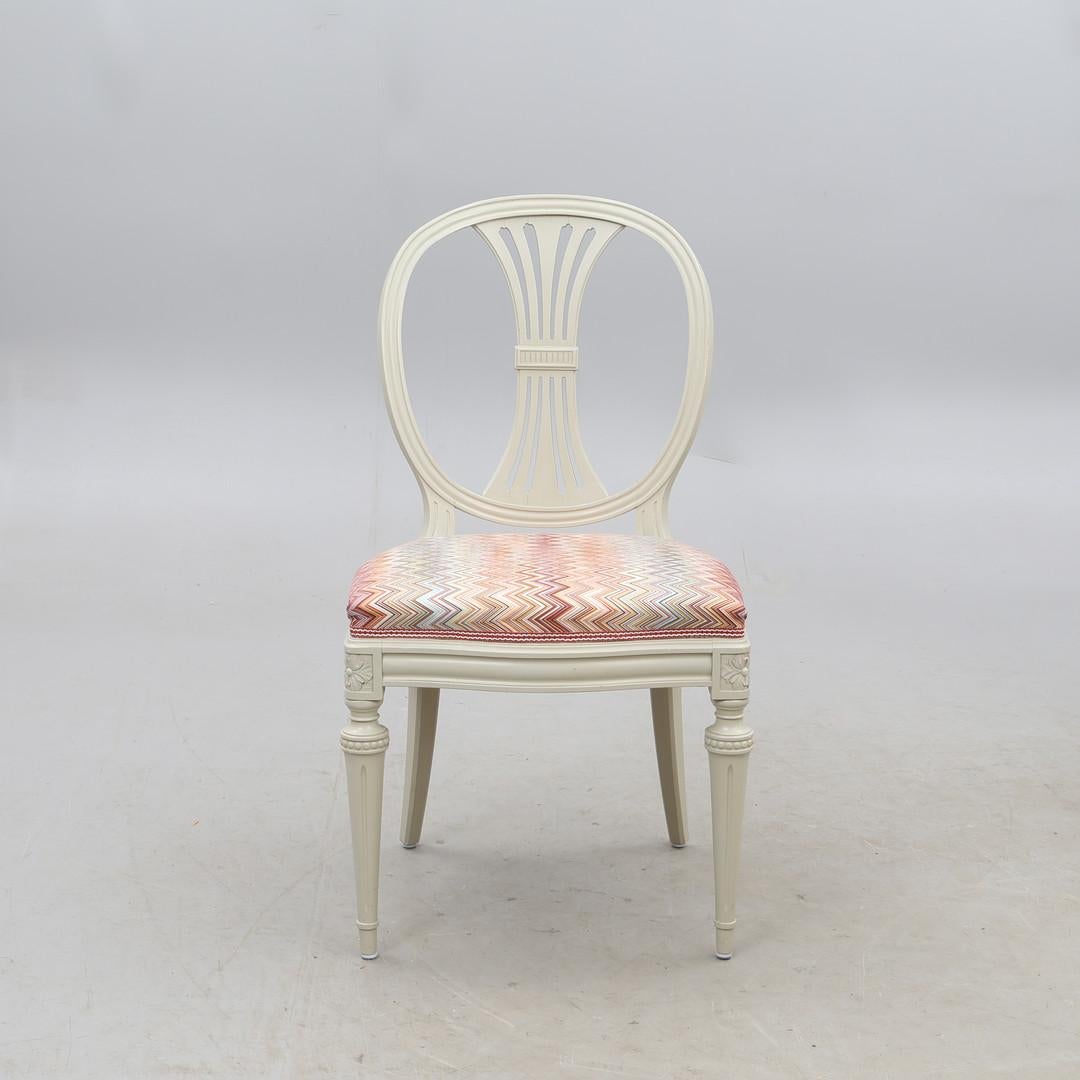 Unusual Set of 6 Swedish Gustavian oval back dining chairs in good condition in grey paint with lovely detailed carvied oval back rests , fluted legs and decorative embellishment

Great for careful every day usage with comfy seats in the original