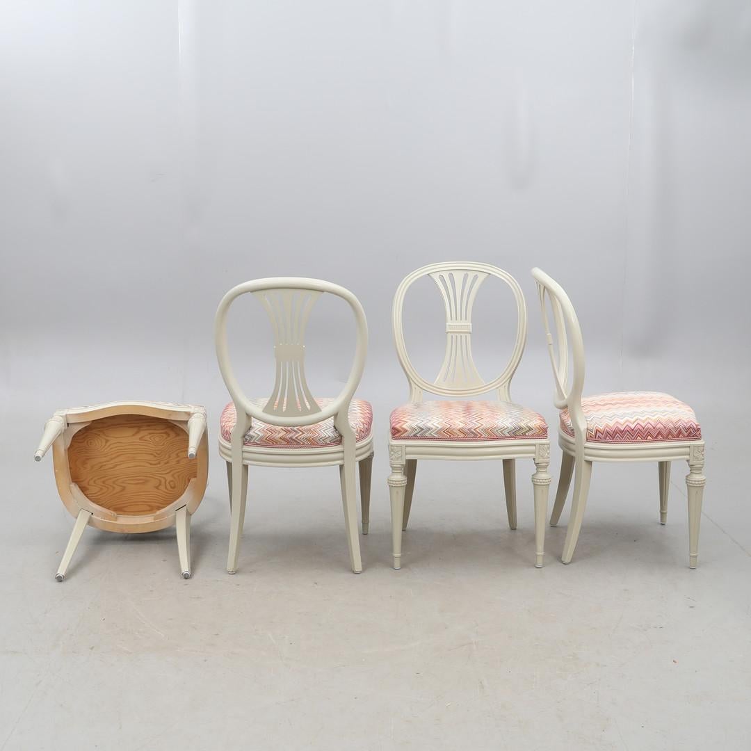 Painted Swedish Gustavian Oval back Dining Chairs White Set of 6 mid C20th For Sale