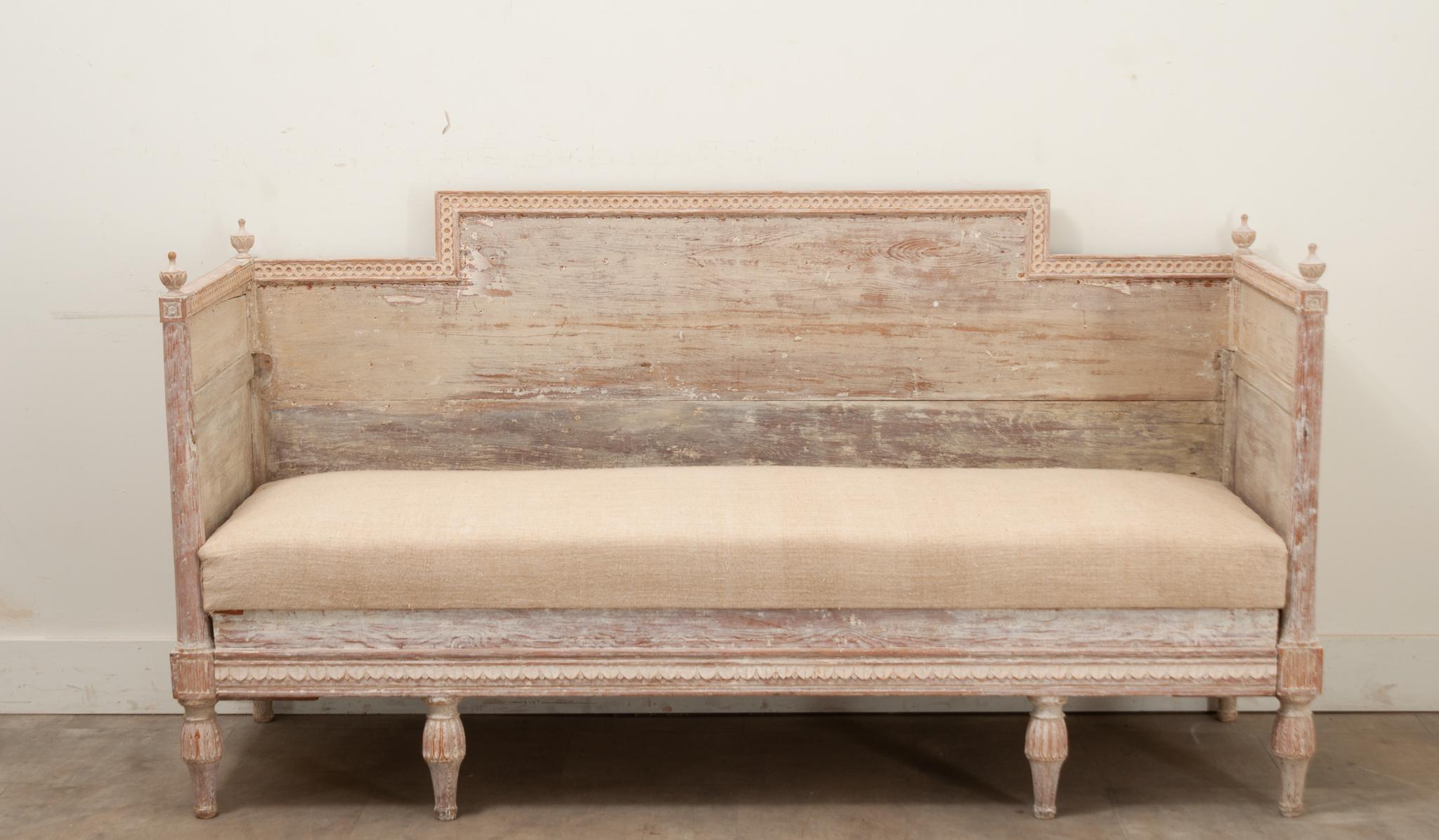 Hand-Carved Swedish Gustavian Painted Banquette For Sale
