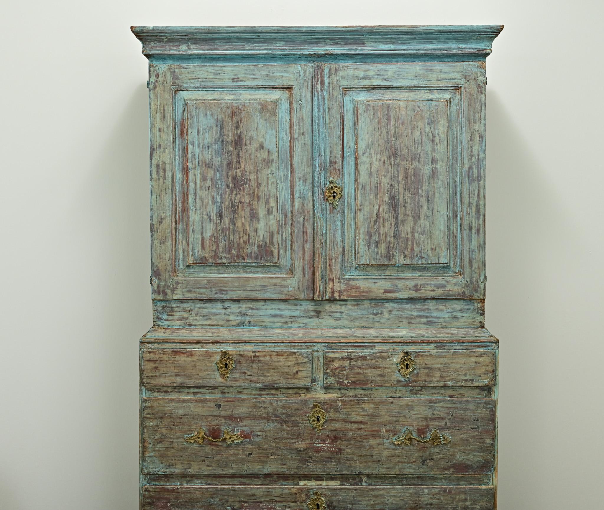 Swedish Gustavian Painted Cabinet In Good Condition For Sale In Baton Rouge, LA
