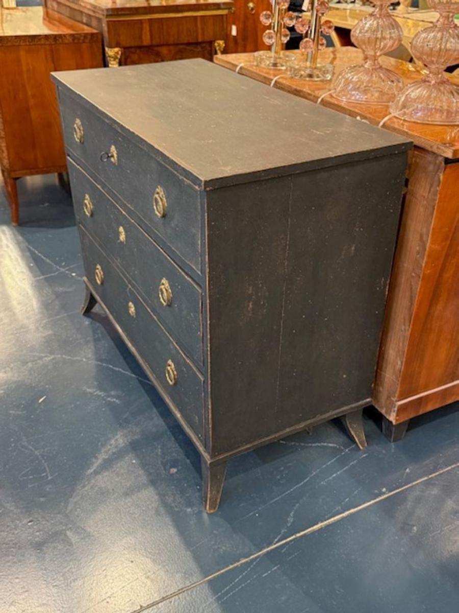 Swedish Gustavian Painted Chest In Good Condition For Sale In Dallas, TX