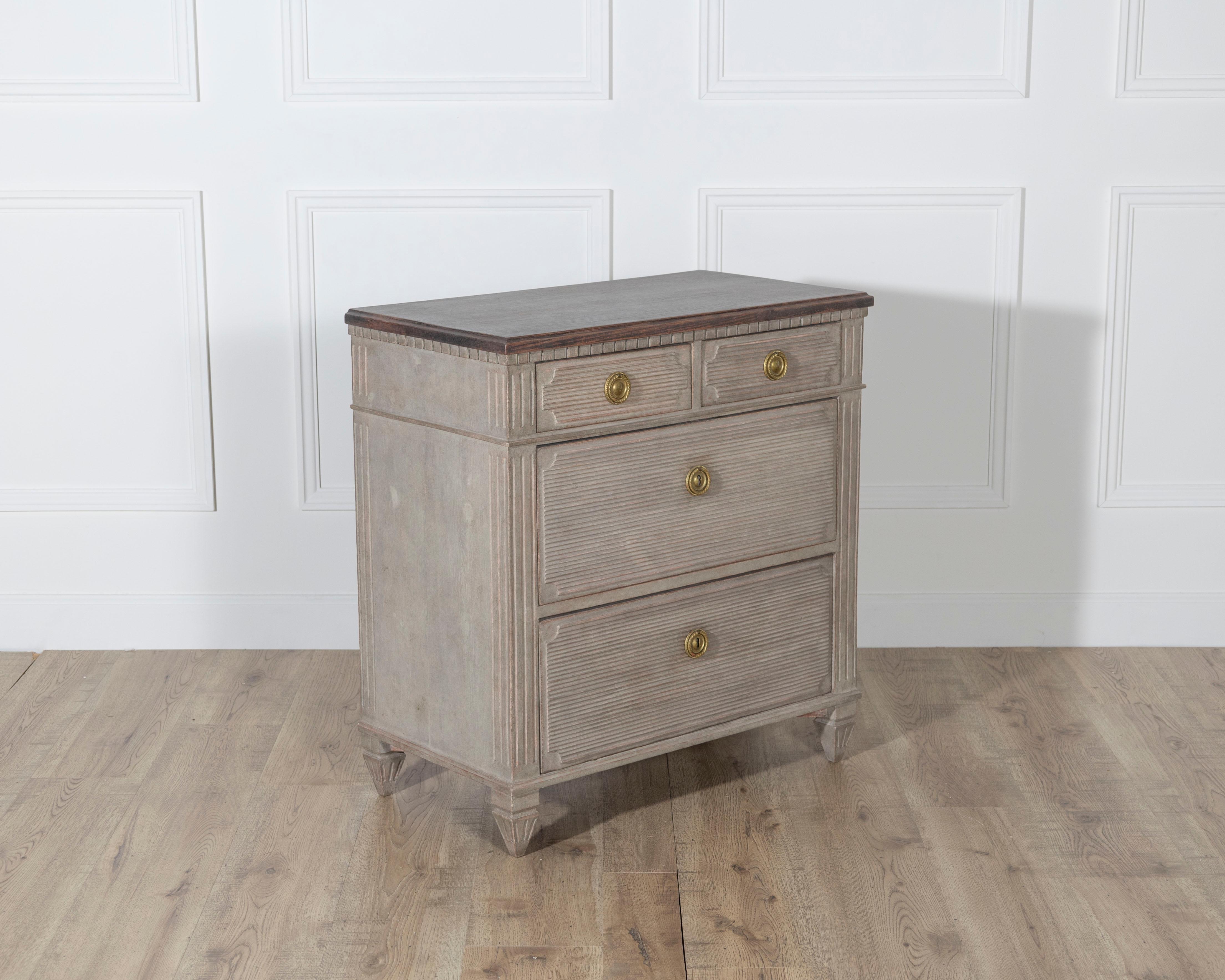 Swedish Gustavian Painted Chest of Drawers, circa 19th Century For Sale 1