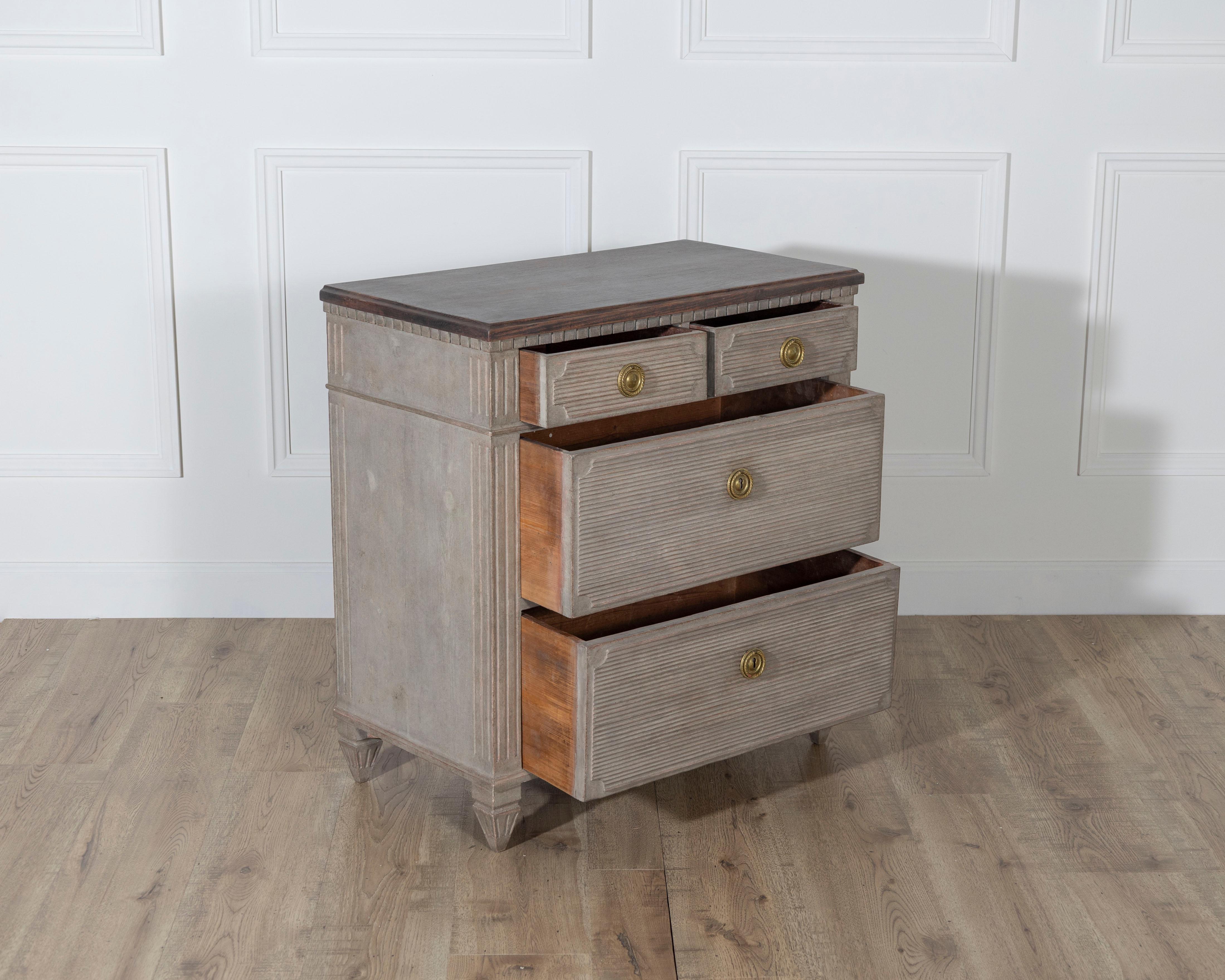 Swedish Gustavian Painted Chest of Drawers, circa 19th Century For Sale 2