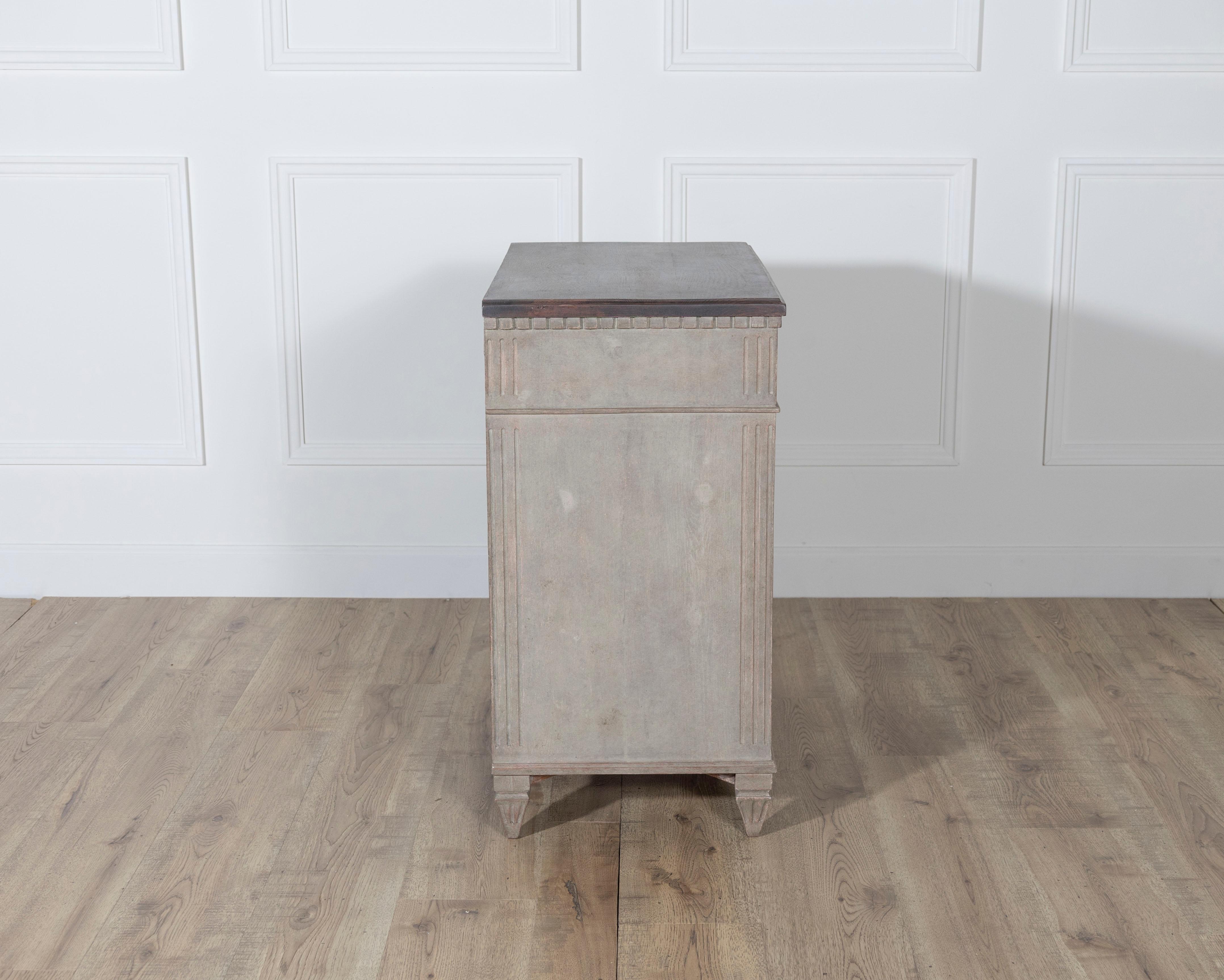 Swedish Gustavian Painted Chest of Drawers, circa 19th Century For Sale 3