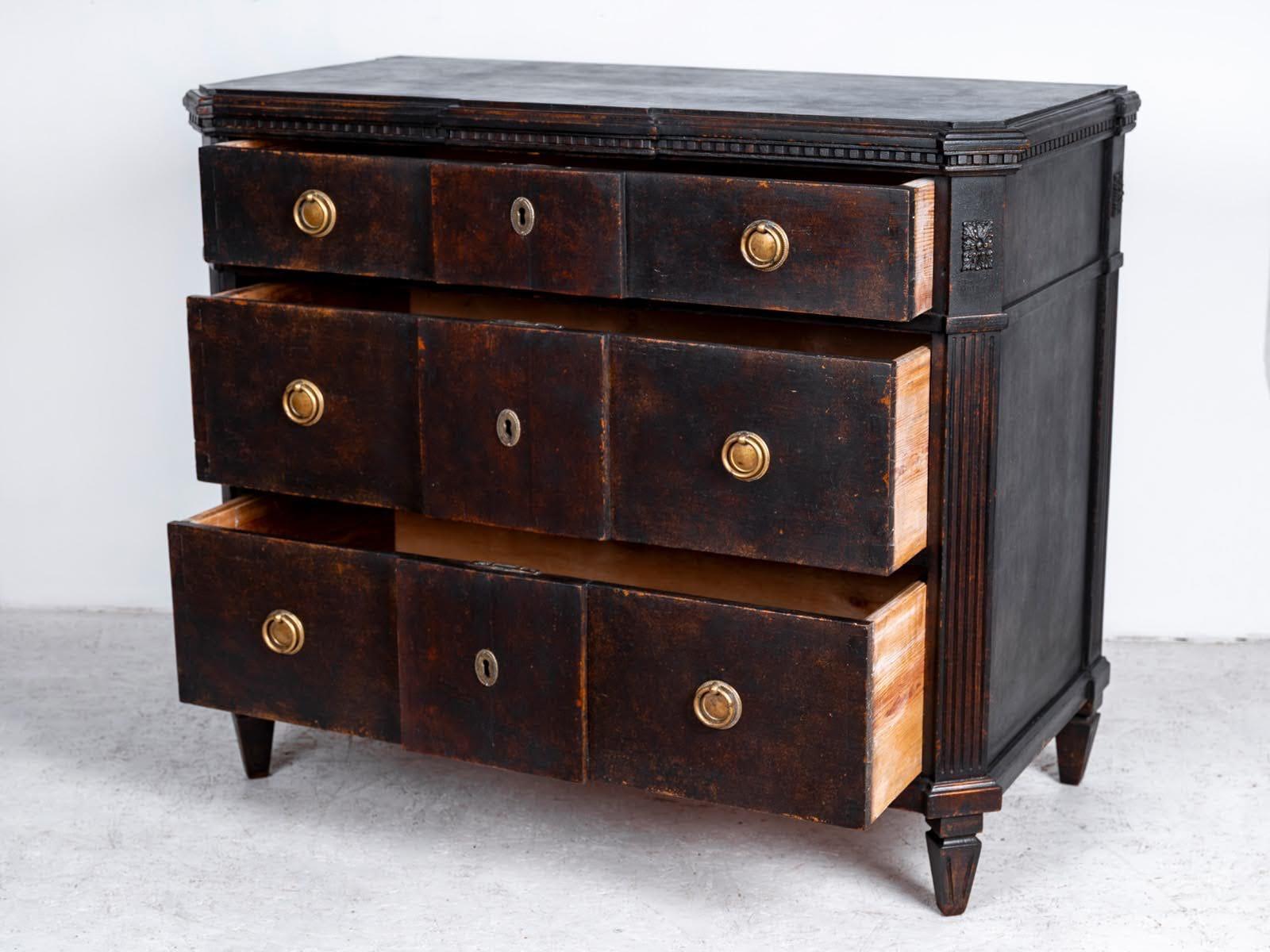 

Circa 1860/1870 antique Swedish Gustavian black painted brakefront chest of drawers commode in gustavian style with classic Gustavian ribbing detail on the drawer fronts and leading edges. 

It has pyramid feet, ribbed top edge and 3 drawers.
