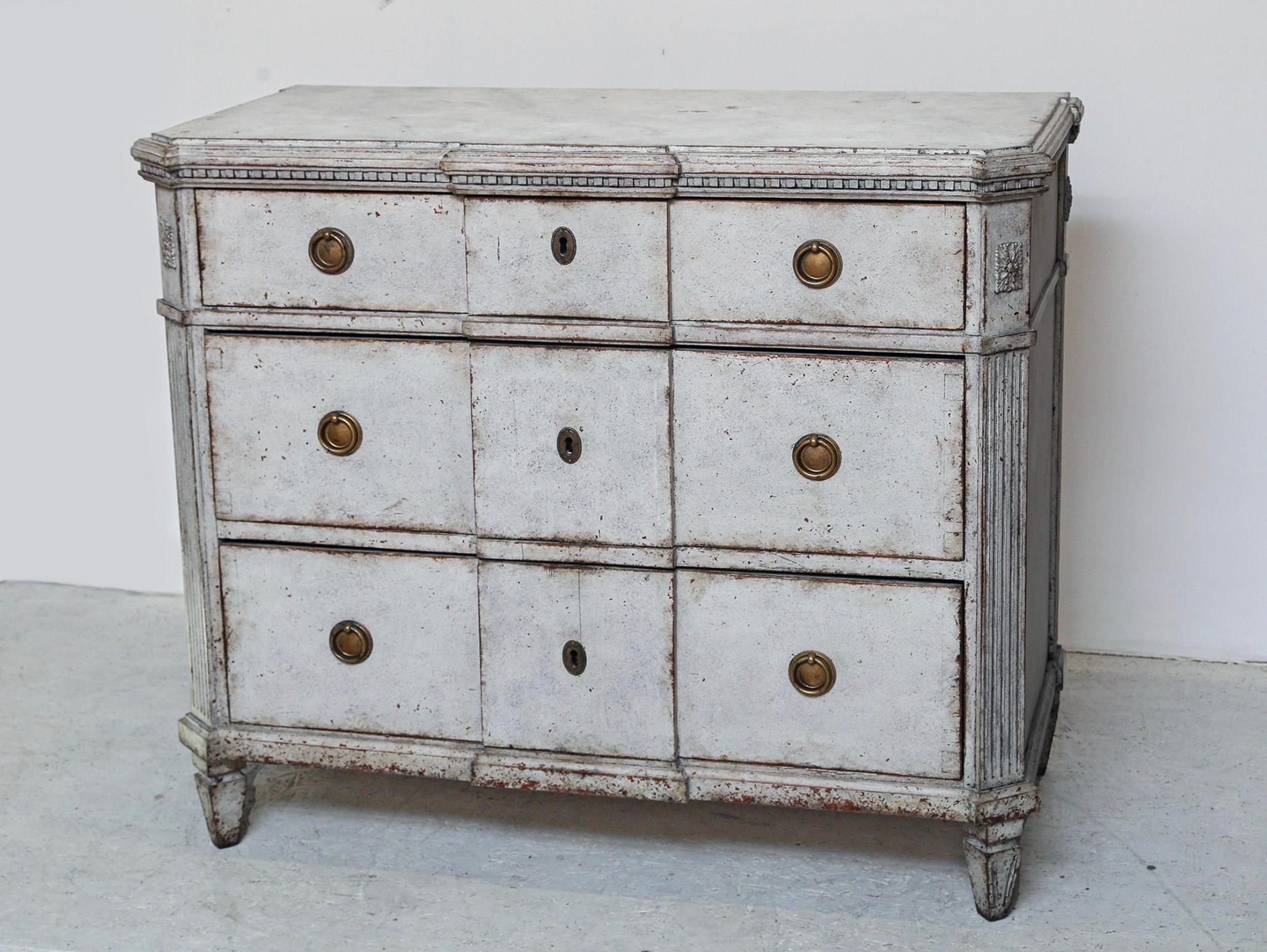 

Circa 1860/1870 antique Swedish Gustavian Grey White painted brakefront chest of drawers commode in gustavian style with classic Gustavian ribbing detail on the drawer fronts and leading edges. 

It has pyramid feet, ribbed top edge and 3 drawers.
