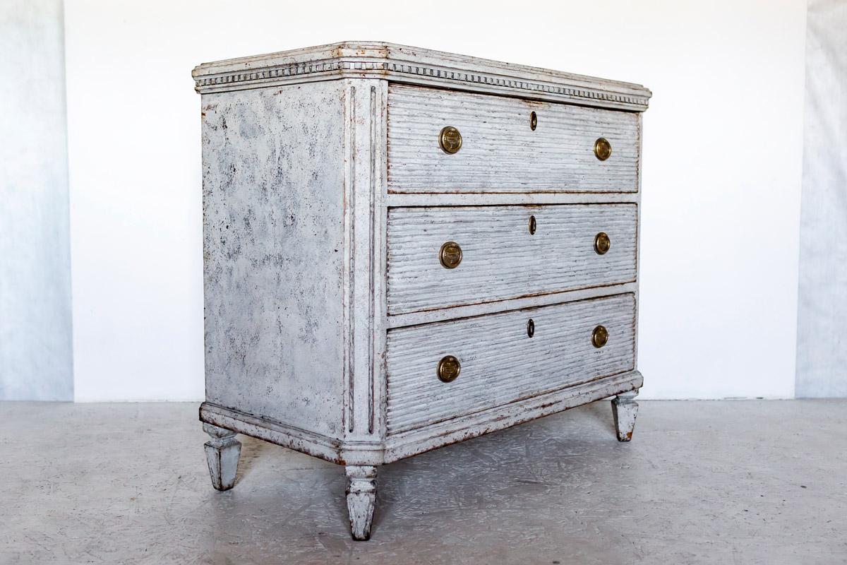 Shipping update - please message us directly with your city and zip/postcode for a delivery cost to your location on this item - please do not request shipping from 1st dibs

Beautiful decorative Circa 1850/1860 antique Swedish Gustavian Grey White