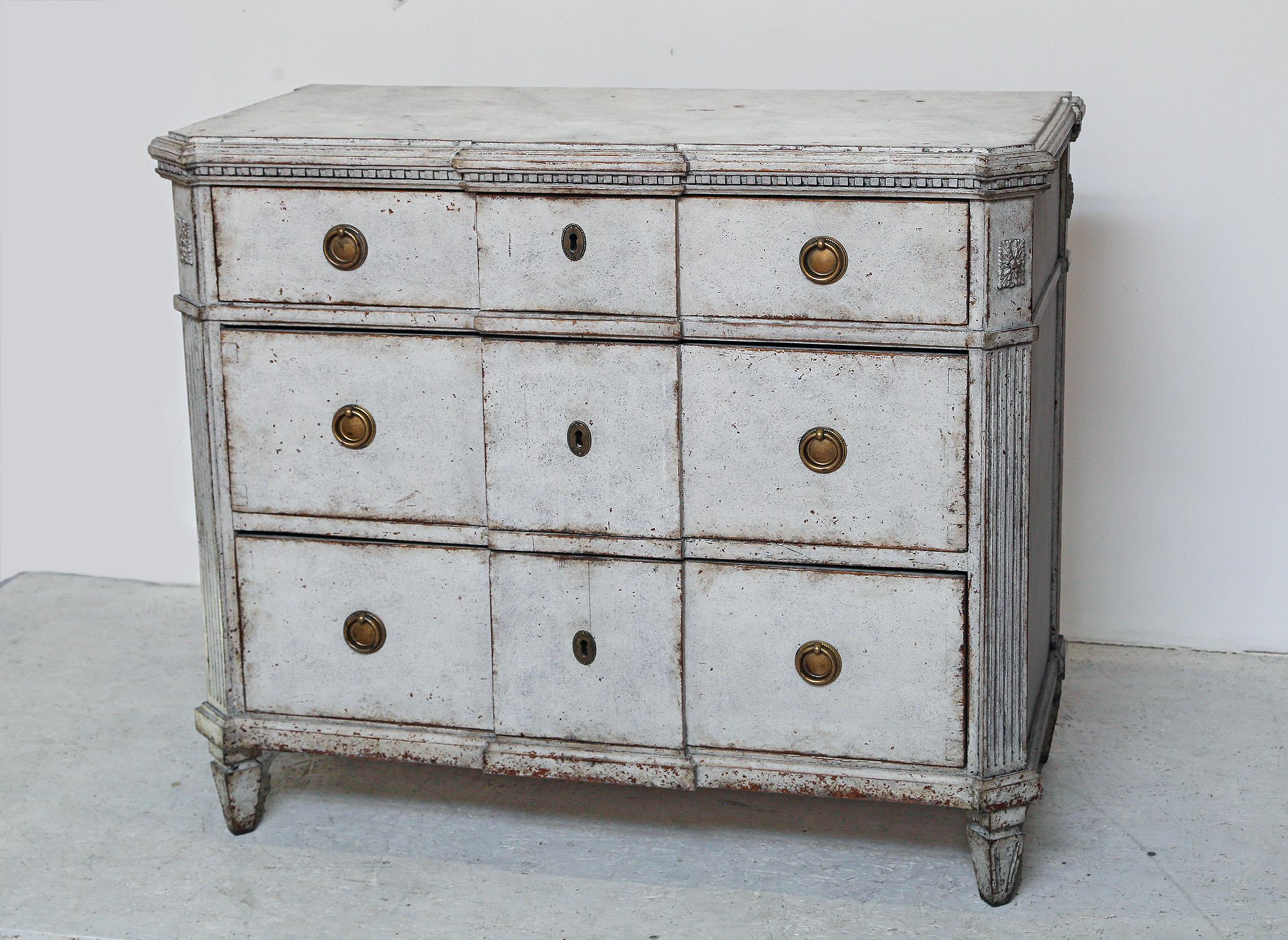 Shipping update - please message us directly with your city and zip/postcode for a delivery cost to your location on this item - please do not request shipping from 1st dibs

Circa 1860/1870 antique Swedish Gustavian Grey White painted brakefront