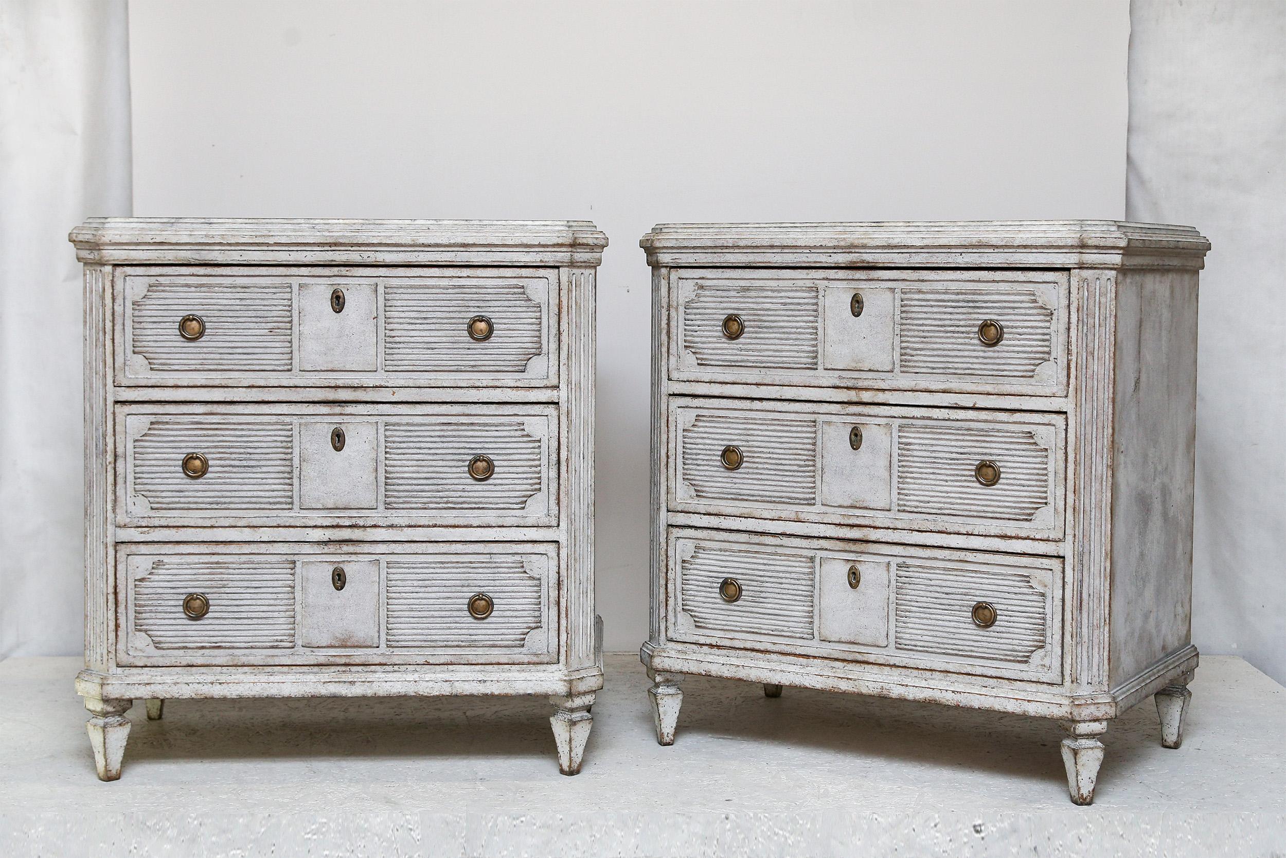Shipping update - please message us directly with your city and zip/postcode for a delivery cost to your location on this item - please do not request shipping from 1st dibs

Circa 1850/1880 antique Swedish Gustavian Grey White painted chest of