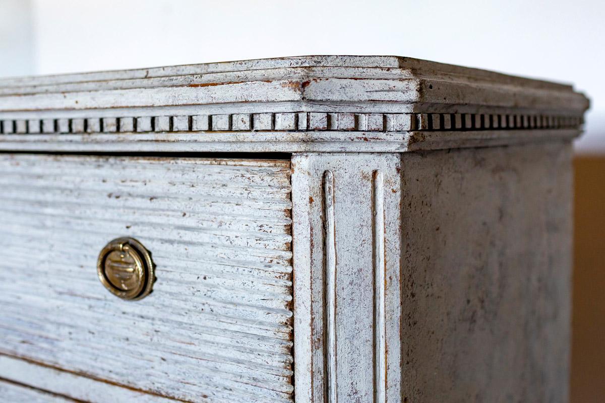 Swedish Gustavian Painted Chest of Drawers Commode Grey White C.1860  In Good Condition For Sale In LONDON, GB