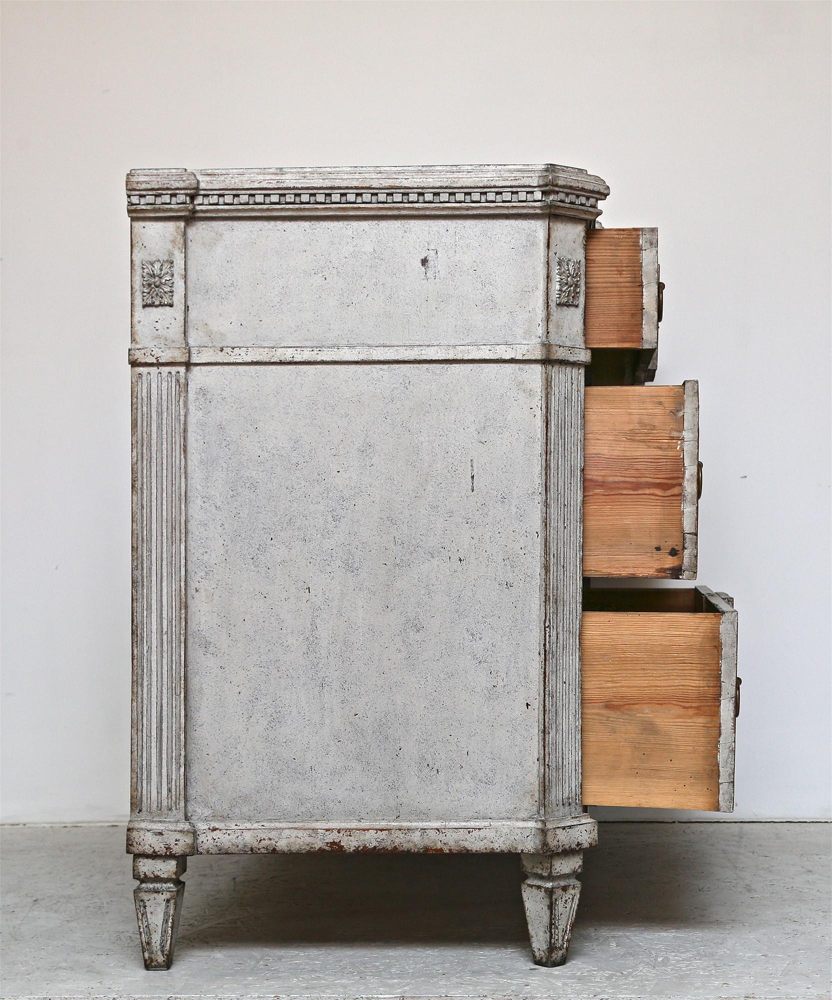 Swedish Gustavian Painted Chest of Drawers Commode Grey White C.1860  In Good Condition For Sale In LONDON, GB