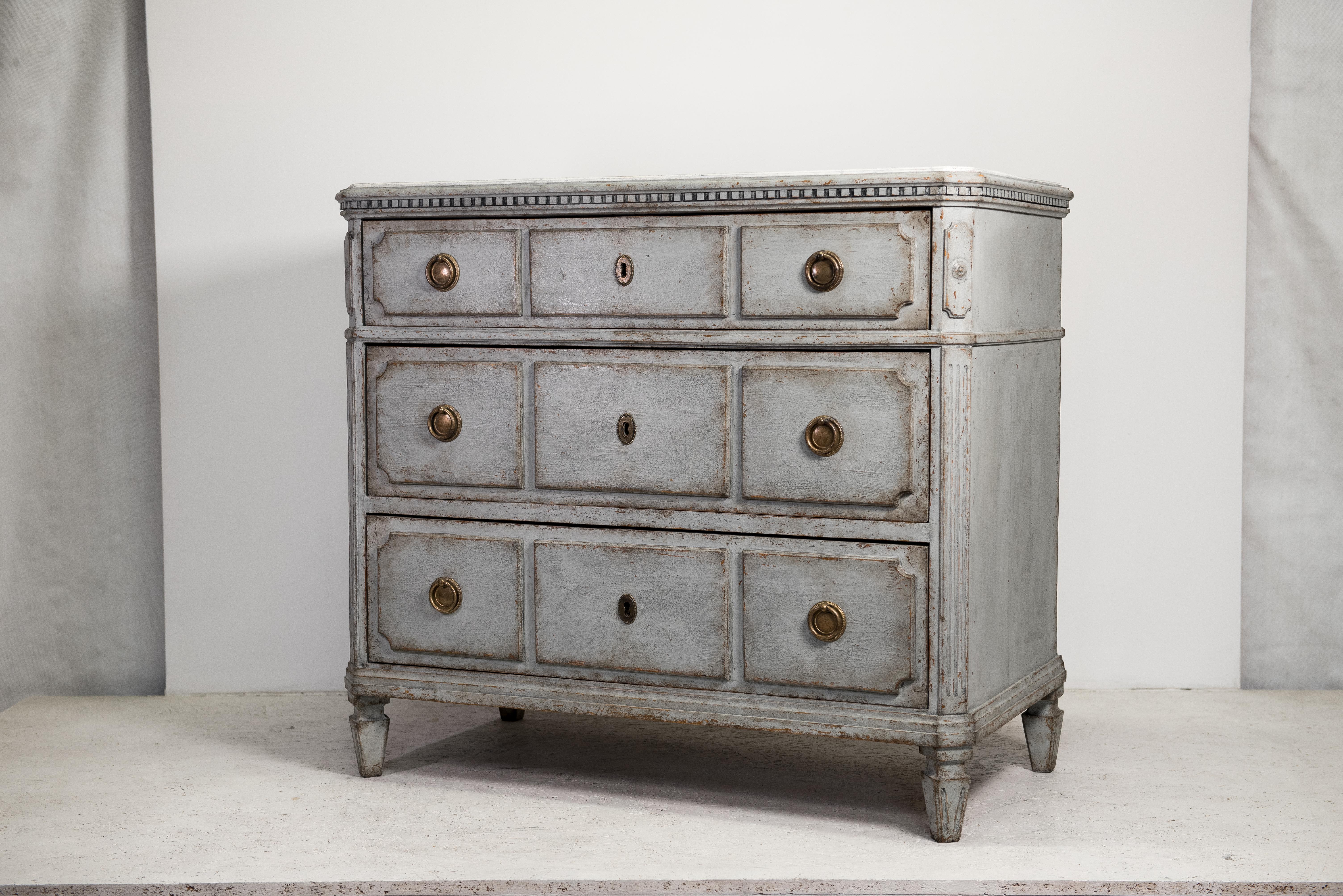 Please note - this item will be available to ship from early march 2022

C 1850 antique Swedish Gustavian painted chest of 4 drawers commode with detailed decorative motifs on the top rail, front and brass detailing.

It has 4 drawers with brass