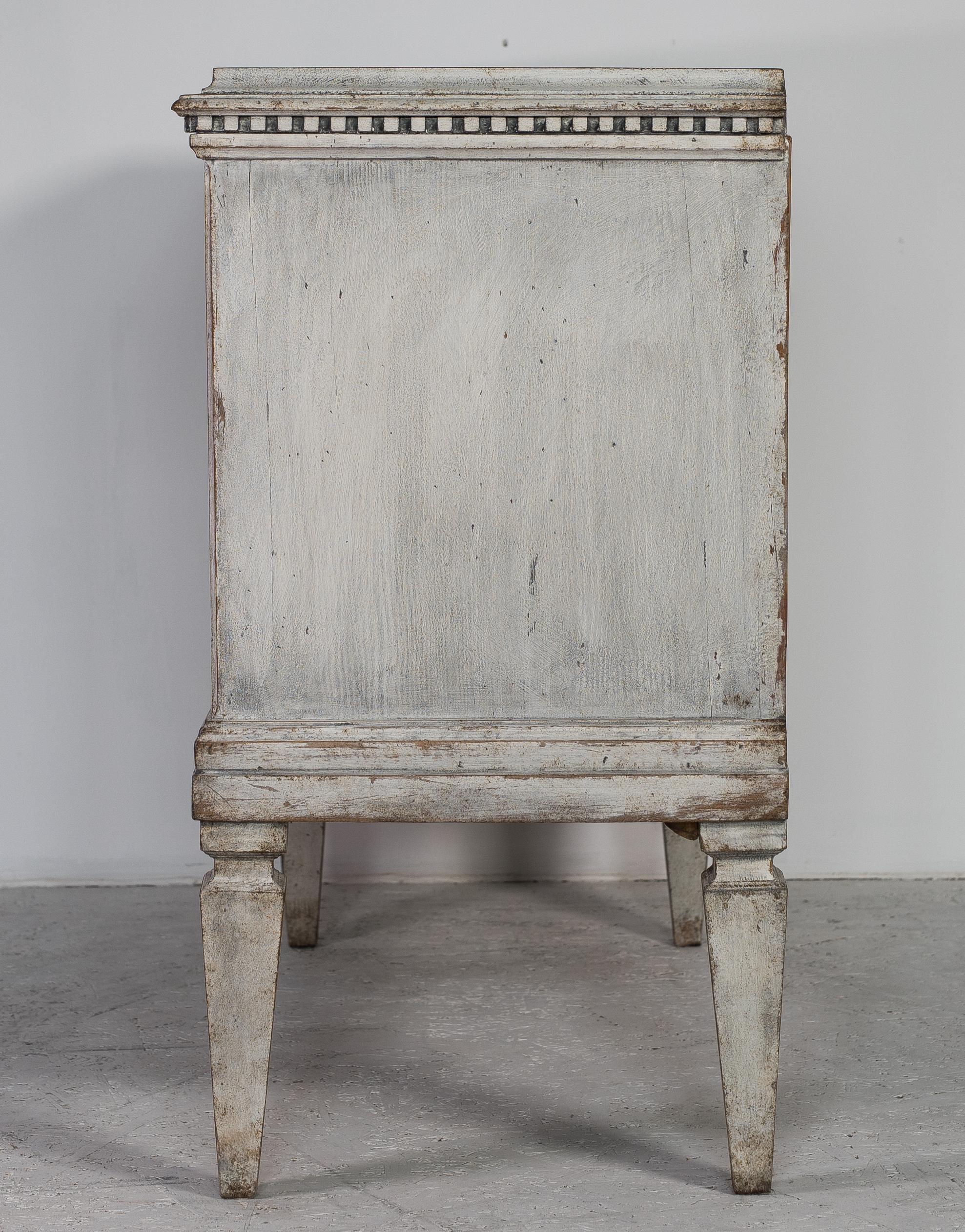 late 1800s circa 1870  antique Swedish Gustavian painted chest of drawers commode with 9 mini drawers and central cupboard with lovely detailing and a fantastic patina

Side drawers: W: 29,5 cm (11,5''), H: 7,5 cm (2,9''), D: 33,7 cm (13,3'')
Middle