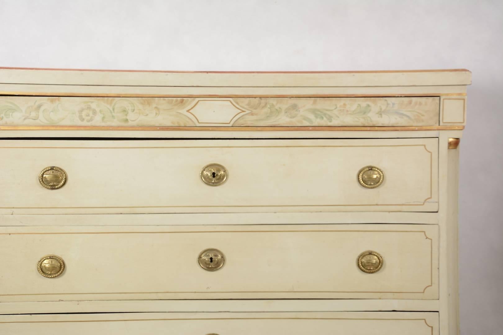 Antike schwedische Gustavianische Kommode aus dem 19. Jahrhundert mit detaillierten handgemalten Motiven auf der oberen Schiene und vergoldeten Verzierungen.

Es hat vier Schubladen mit Messingringgriffen und einen geschnitzten Sockel und Füße mit