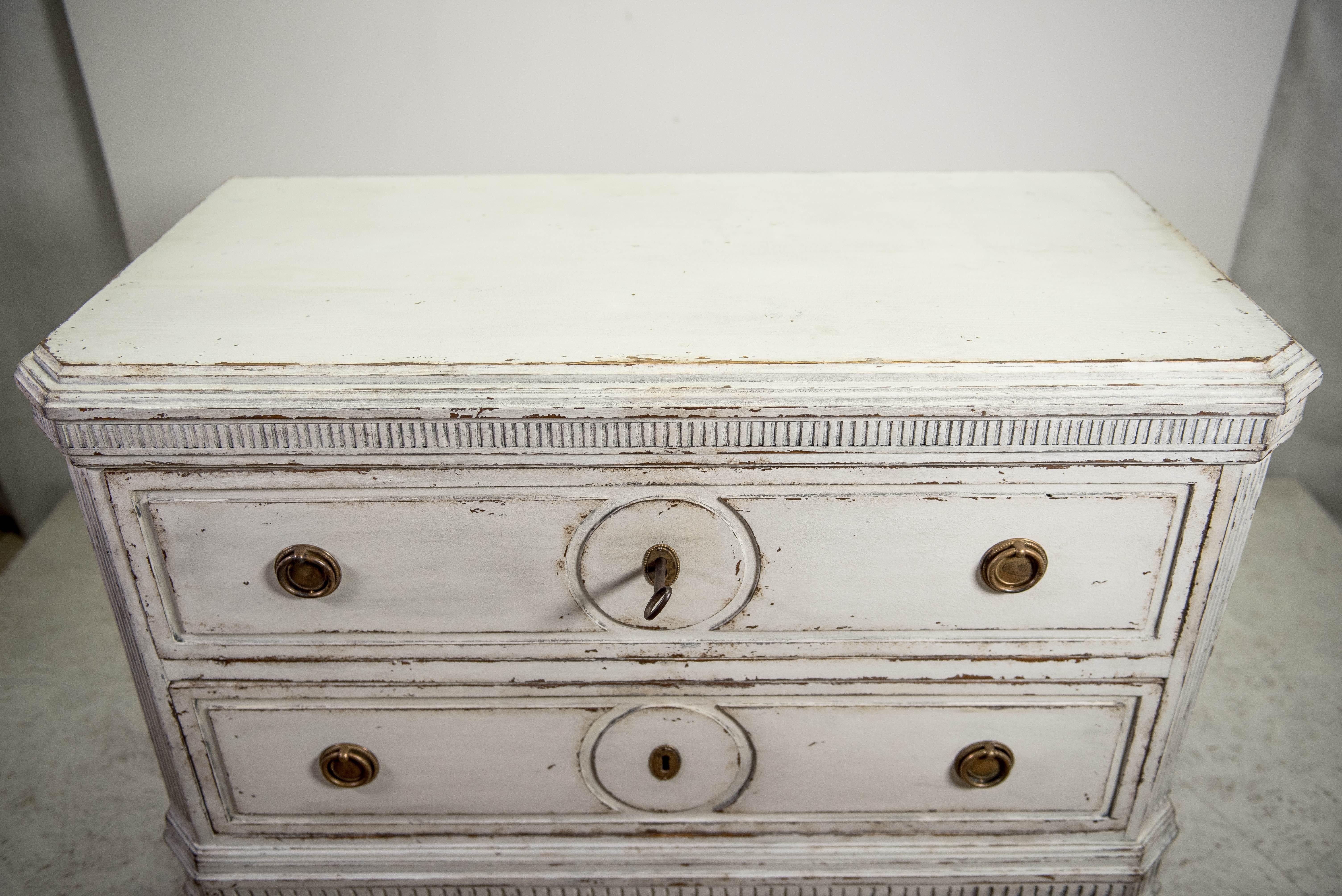 Circa 1870 beautiful antique Swedish Gustavian painted chest of drawers commode in Gustavian style with great circular detail and elegant legs. 

It is a very rare style and has 3 drawers in good working order with matching brass pull rings. Larger