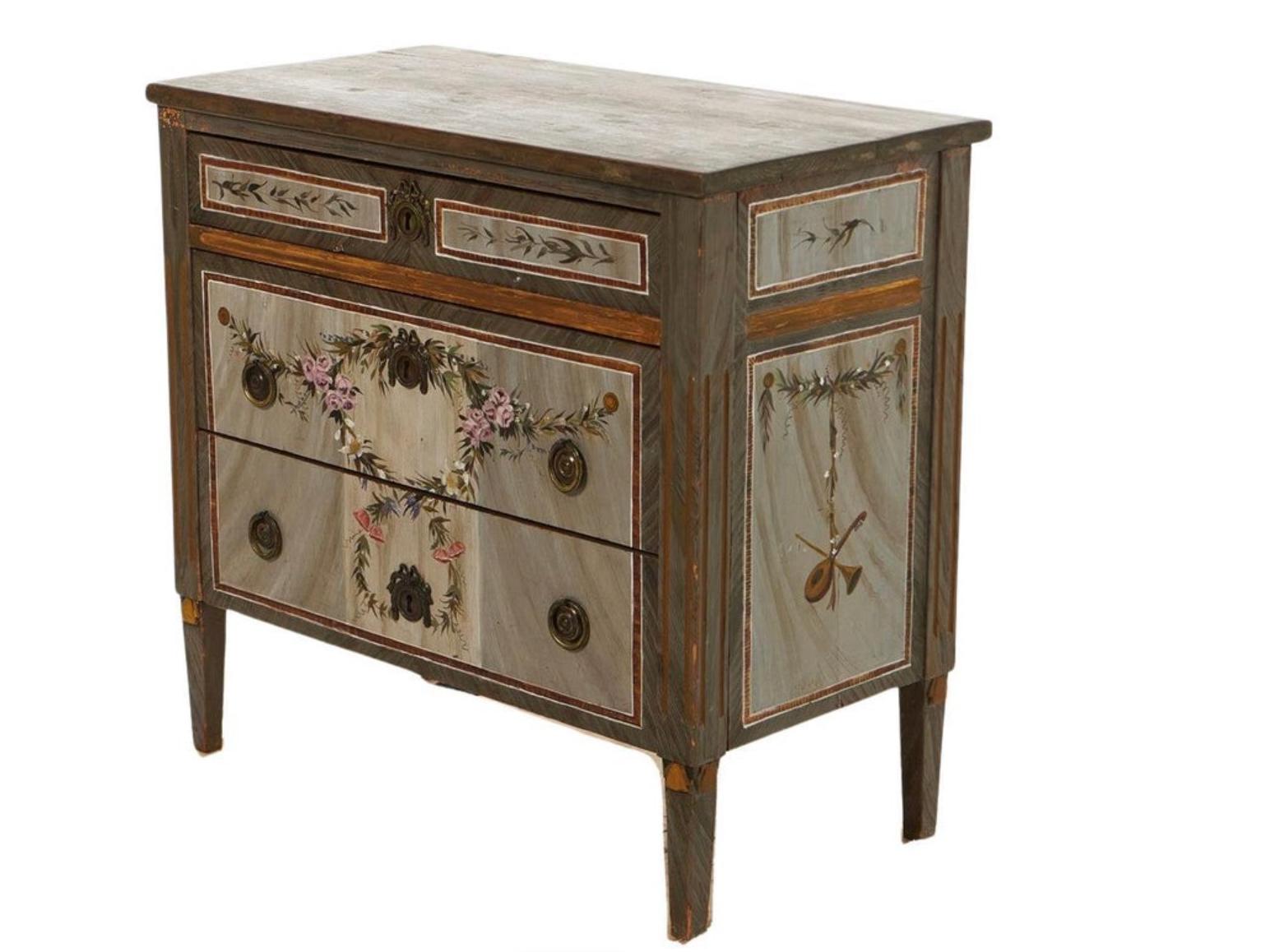 Circa 1850/1880 antique Swedish Gustavian chest of drawers commode in gustavian style with classic Gustavian ribbing detail on the drawer fronts and leading edges. 

It has been later painted in the style of Nils Johan Asplinds with stunning wreath