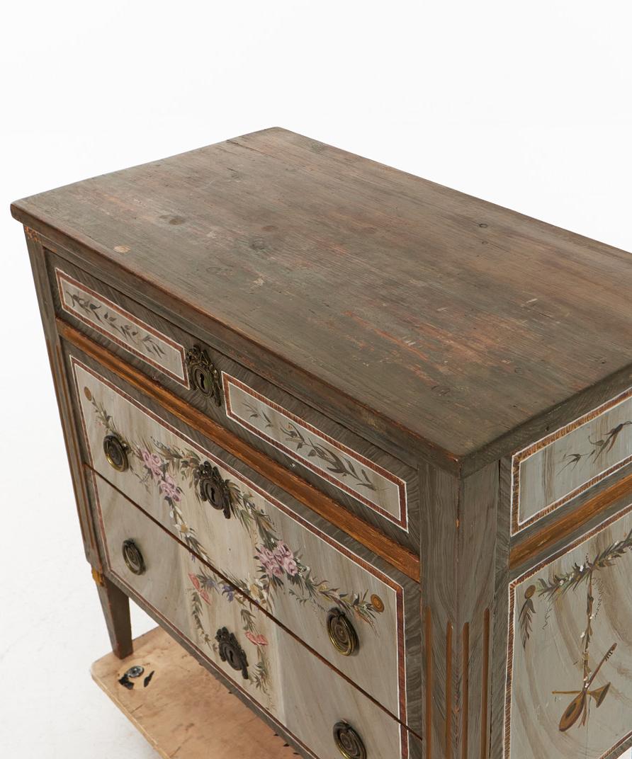 Swedish Gustavian Painted Chest of Drawers Commode wreath motif C.1880  In Good Condition For Sale In LONDON, GB