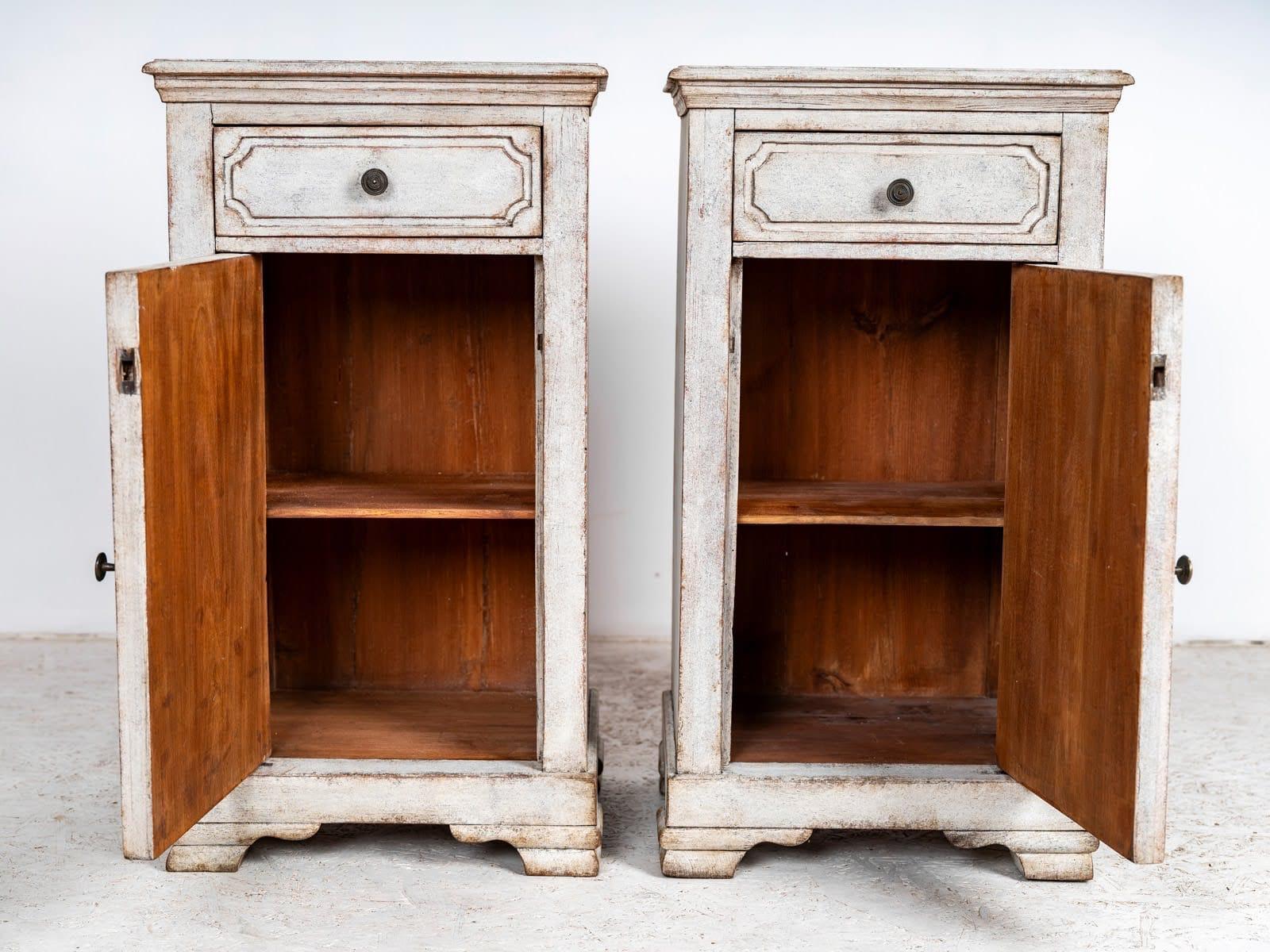 Antica cassettiera svedese del 1850 circa, dipinta di grigio e bianco, in stile gustaviano con i classici dettagli intagliati gustaviani sui frontali dei cassetti e sugli spigoli. 

Si tratta di una coppia perfetta di comodini abbinati, estremamente