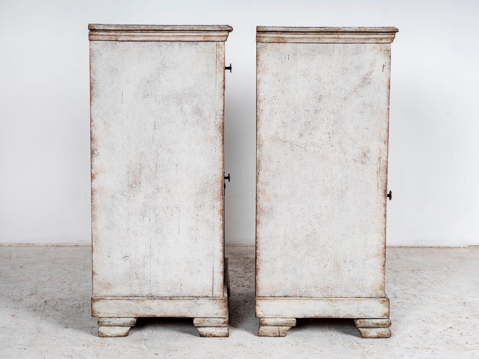 Svedese Cassettiera svedese gustaviana dipinta Coppia Commode Grigio Whiting Camera da letto in vendita