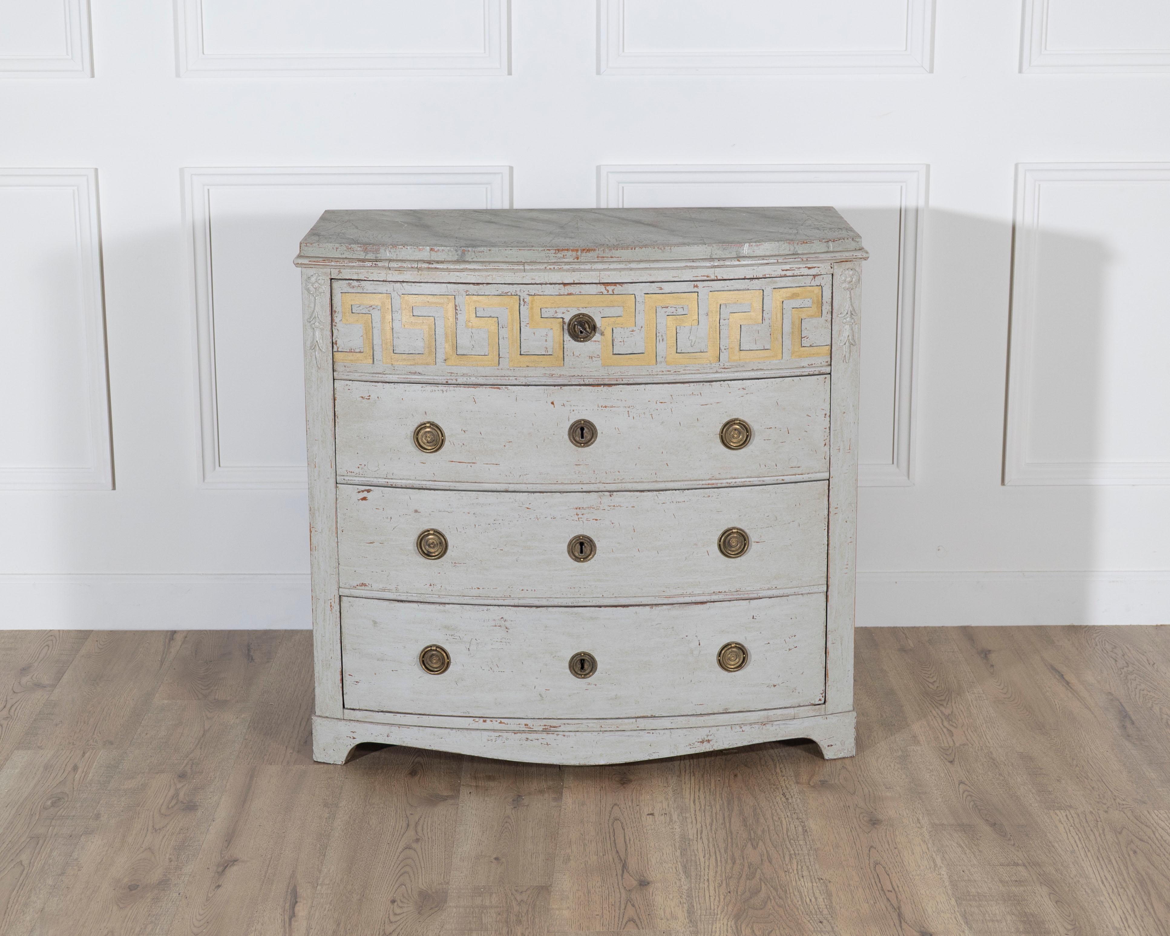 Cette commode gustavienne suédoise raffinée, datant d'environ 1840, présente les gracieuses lignes néoclassiques et les détails peints caractéristiques de l'époque. La pièce présente une façade subtilement incurvée avec quatre tiroirs spacieux,
