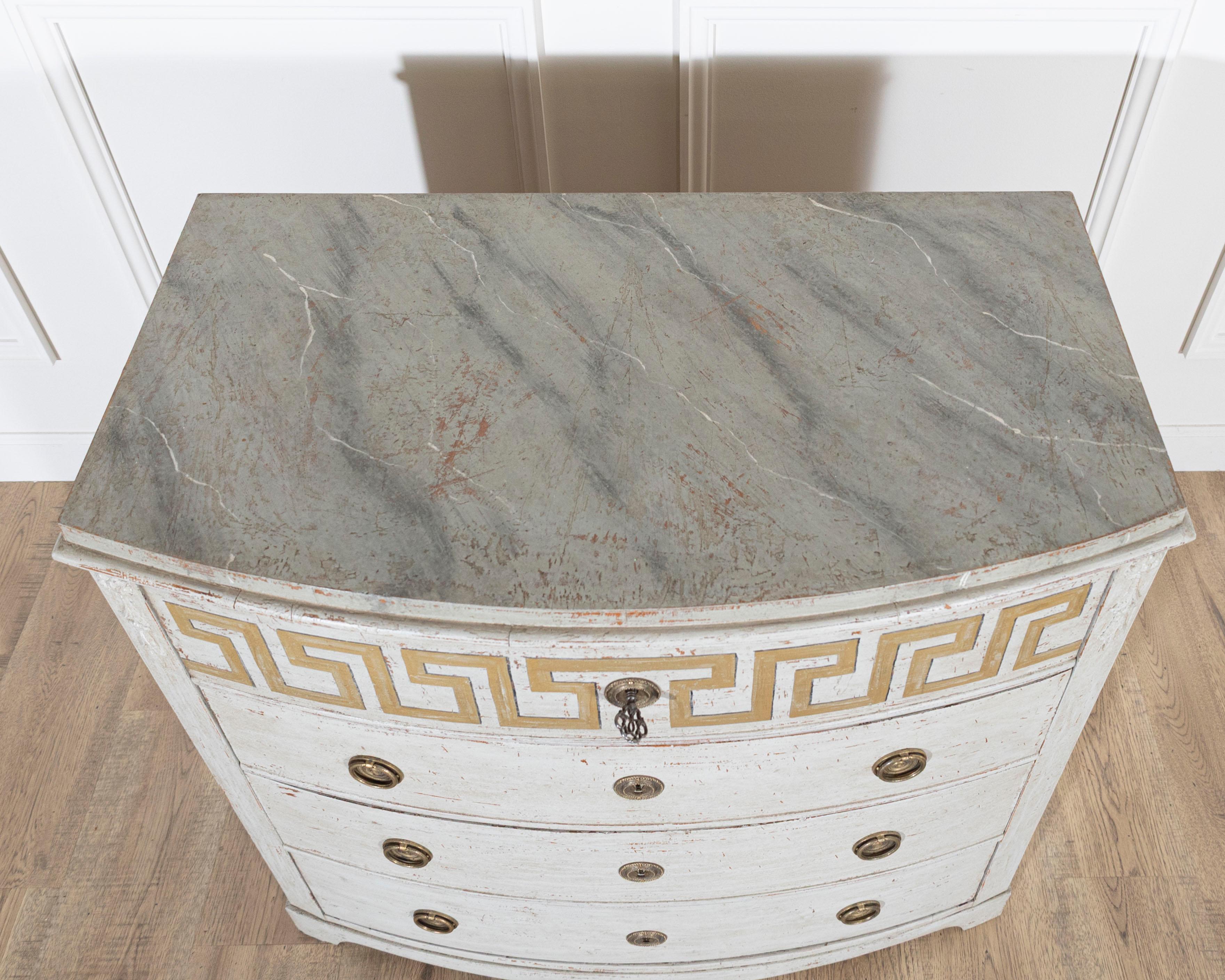 Suédois Commode suédoise peinte de style gustavien avec livrée décorative, vers 1840 en vente