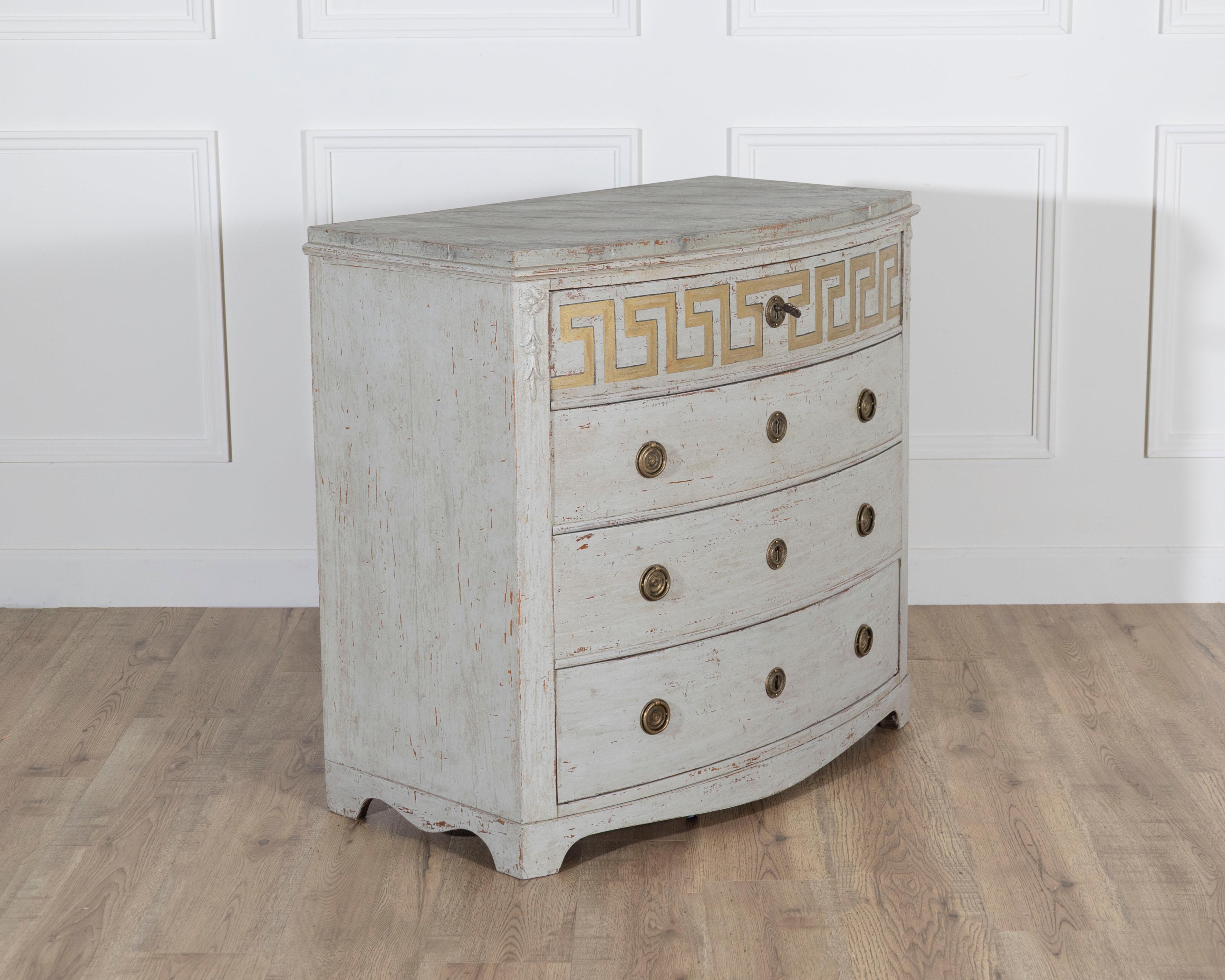 Milieu du XIXe siècle Commode suédoise peinte de style gustavien avec livrée décorative, vers 1840 en vente